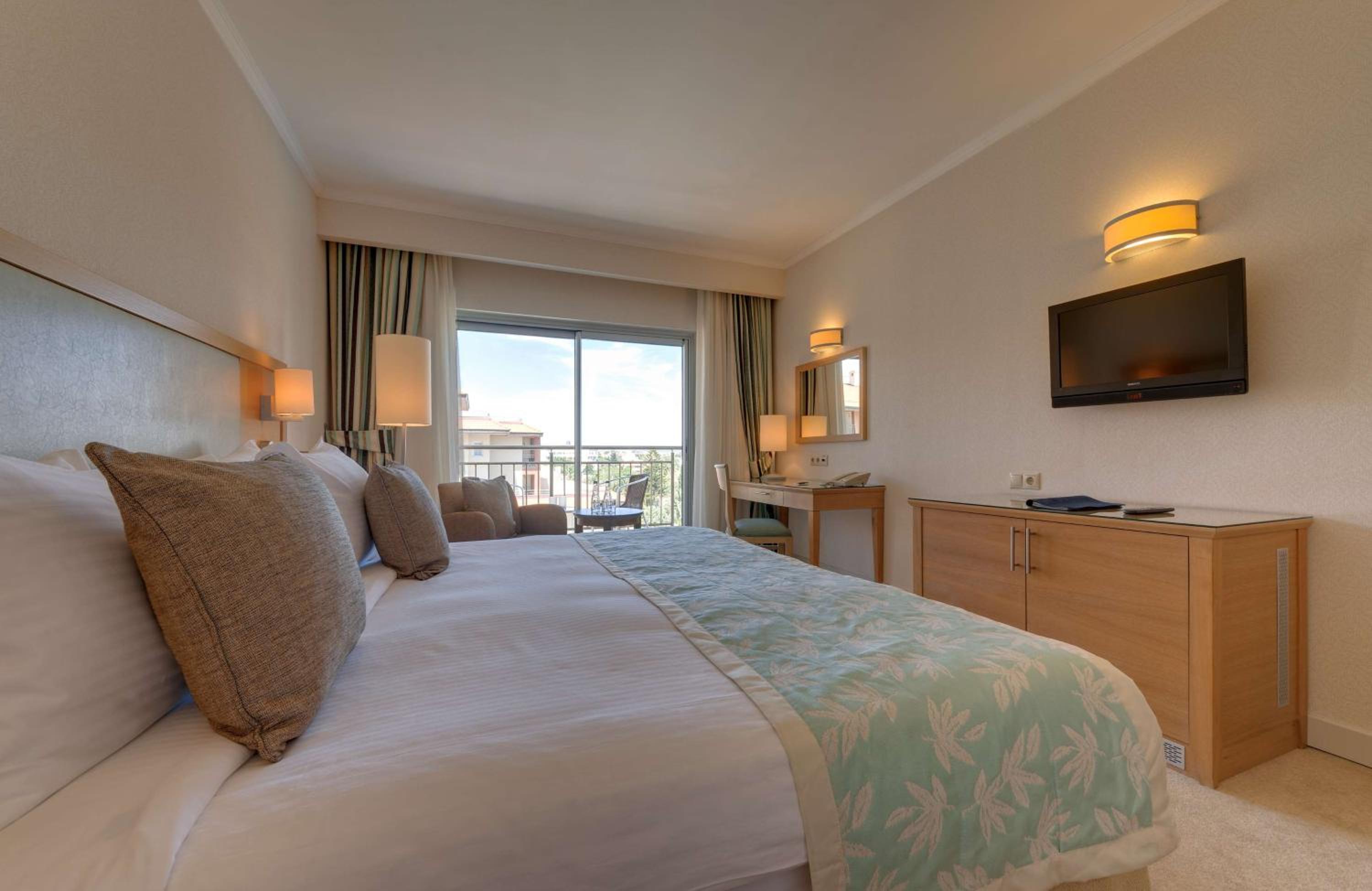 Premium Room with Balcony and Pool View - Photo 3