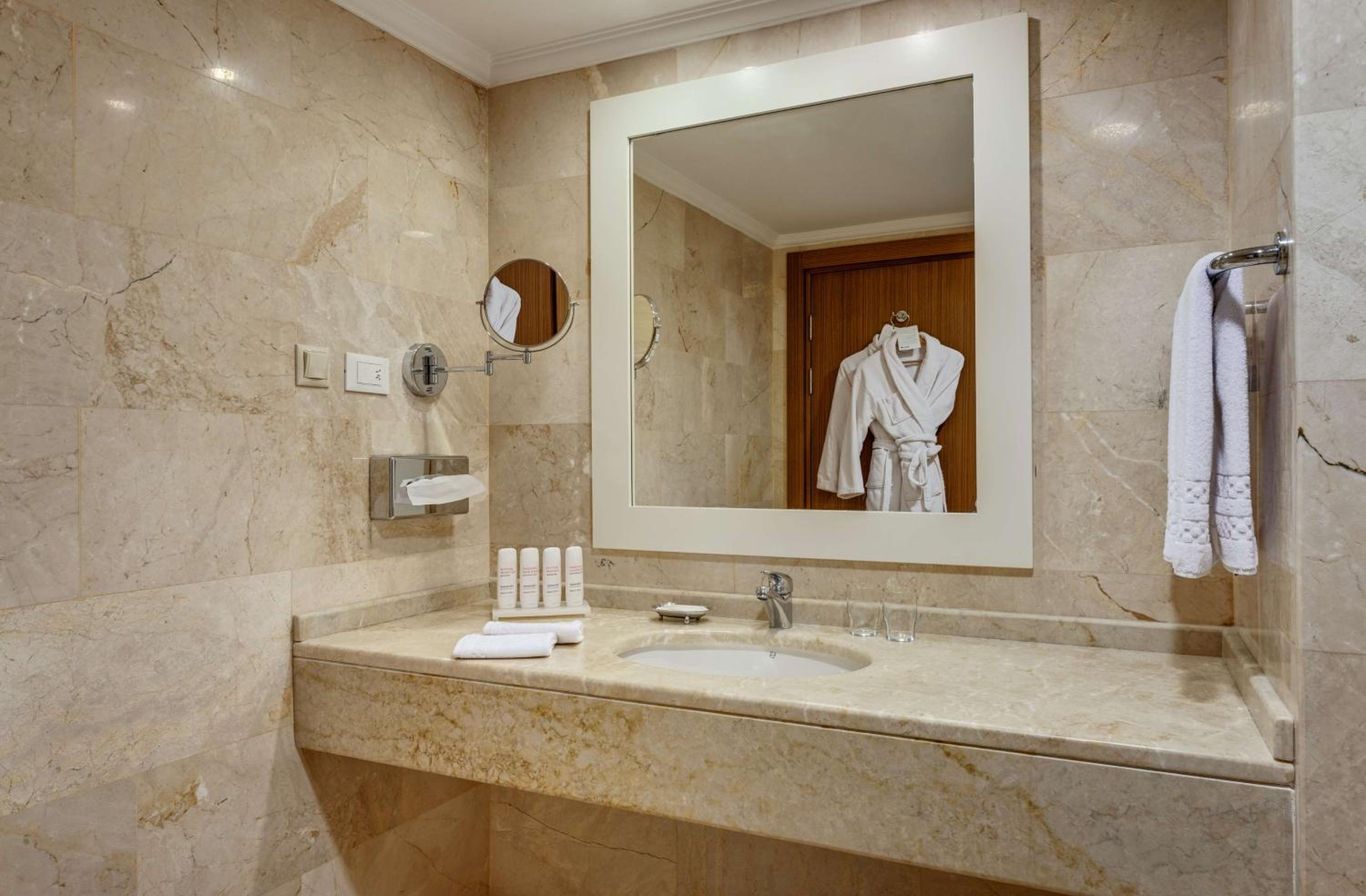 Junior Suite with Balcony - Photo 8