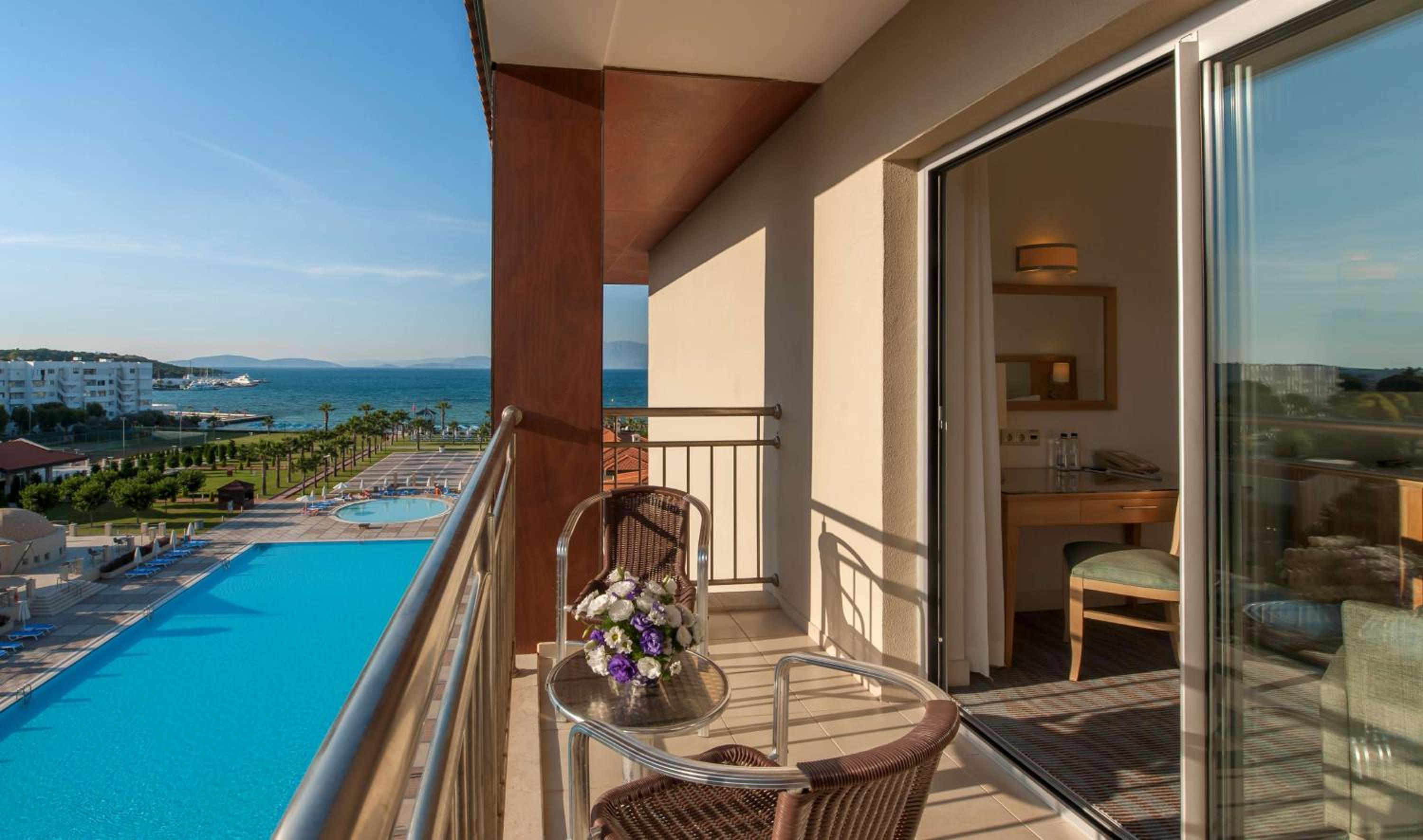 Superior Room with Balcony - Photo 8