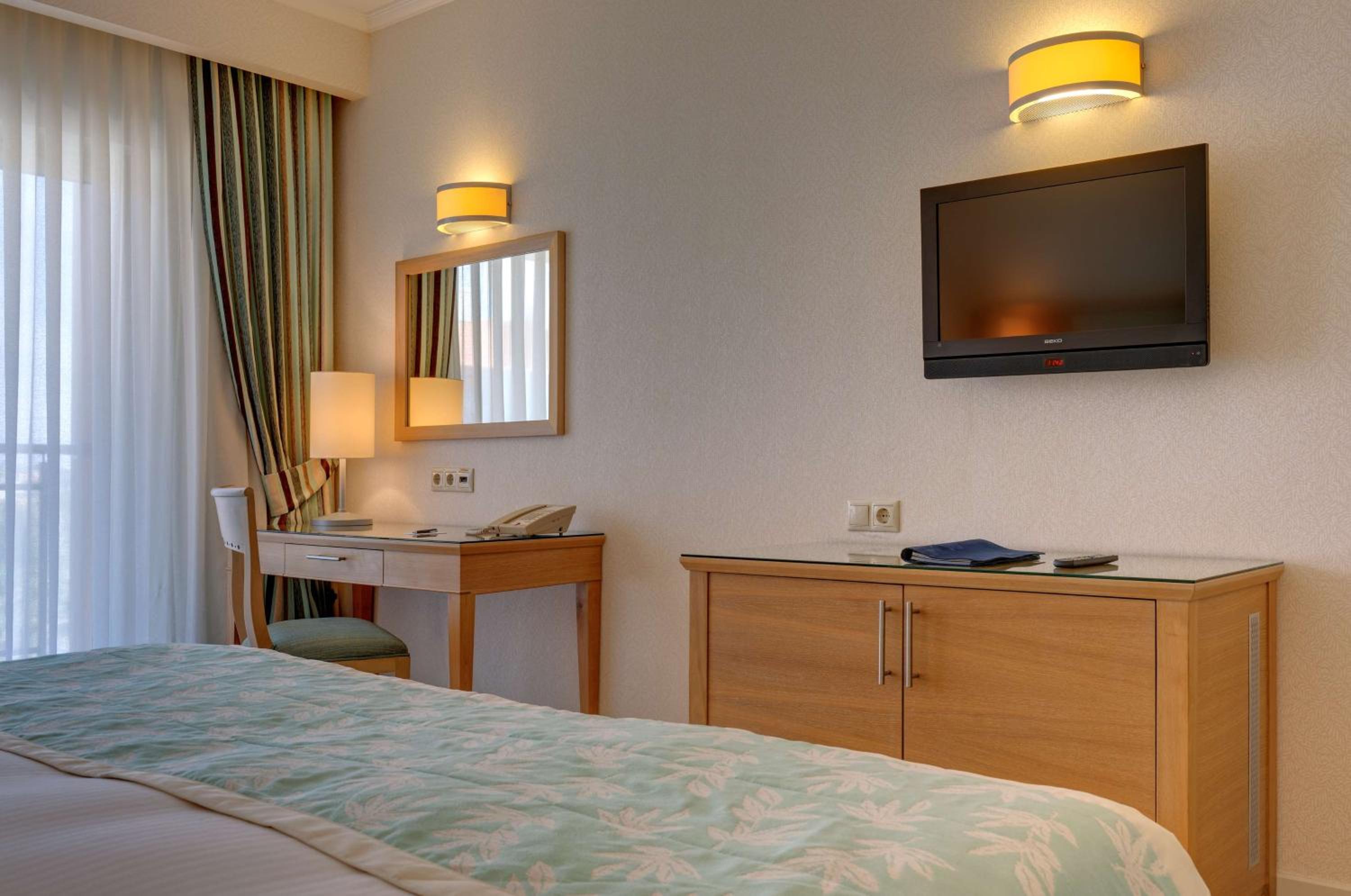 Premium Room with Balcony and Pool View - Photo 2