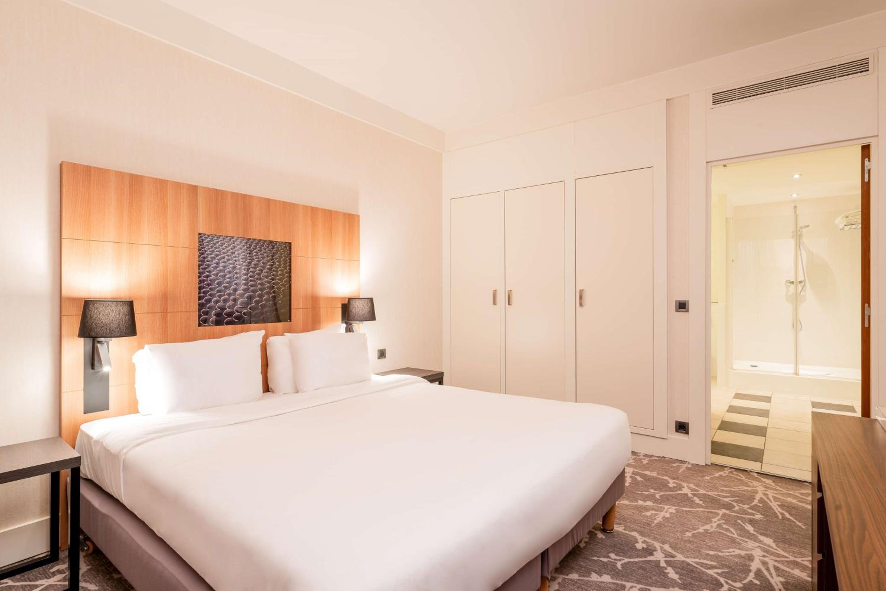 One-Bedroom Suite with Golf View and Living Area - Photo 5
