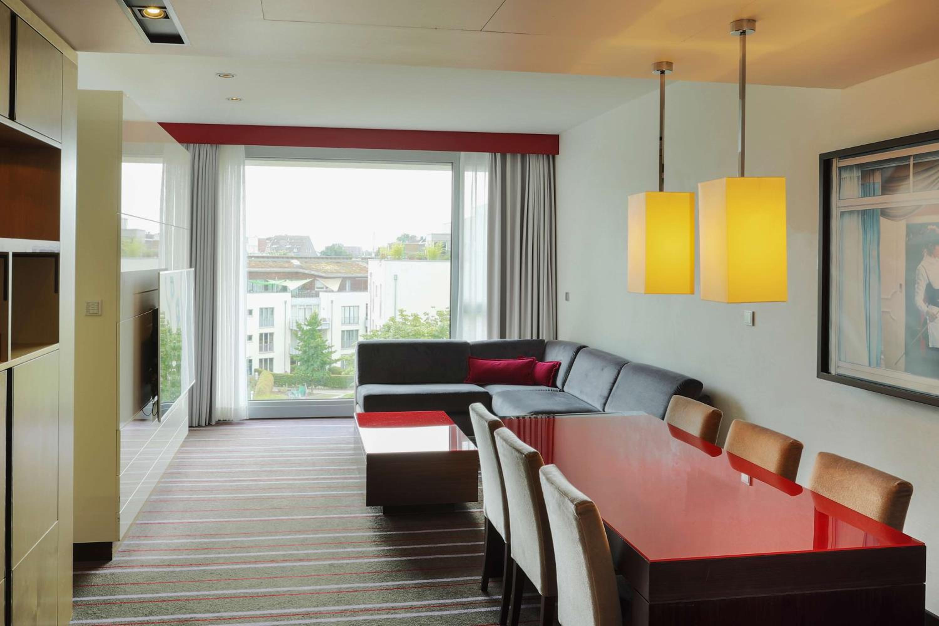 Suite - Photo 1