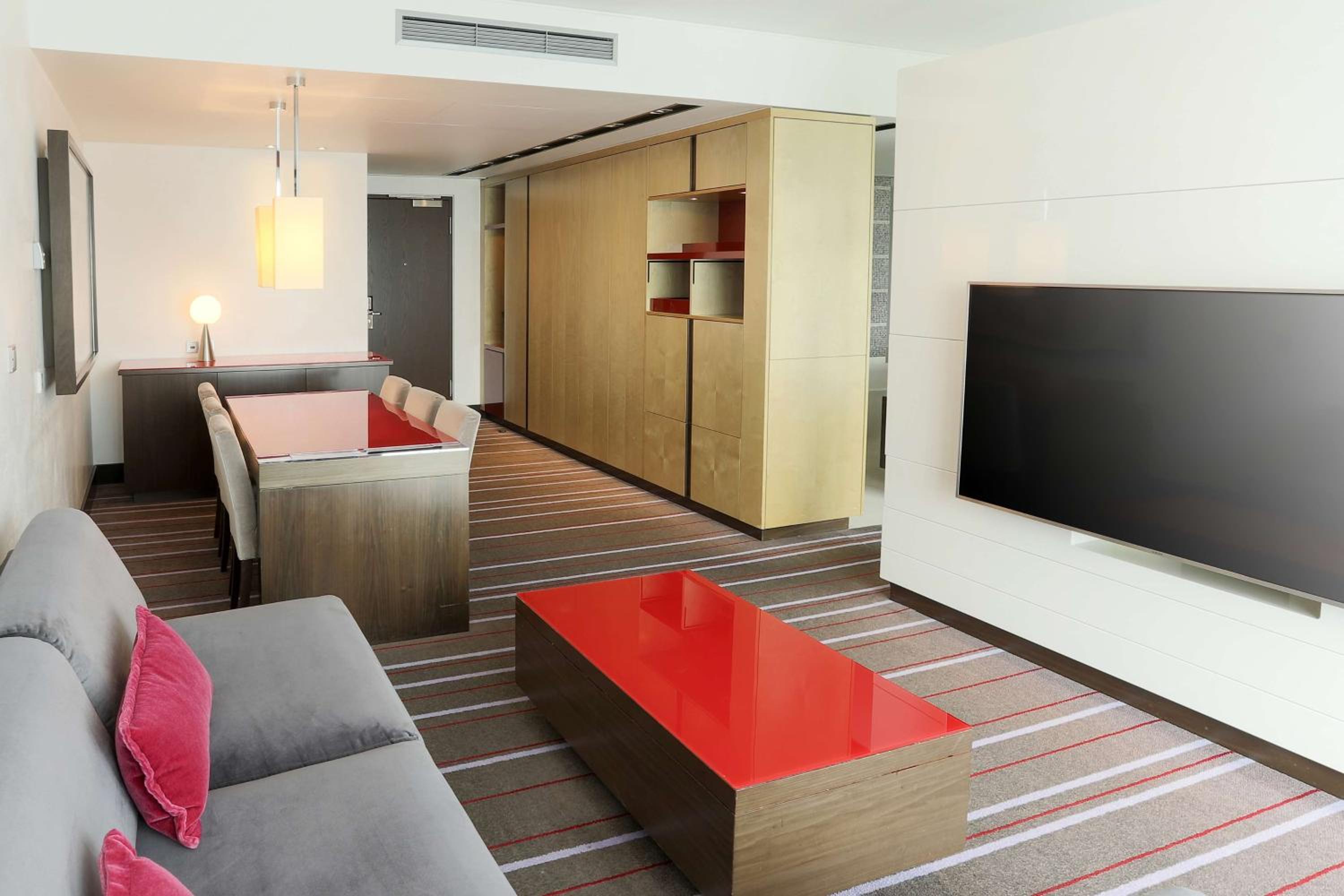 Suite - Photo 3