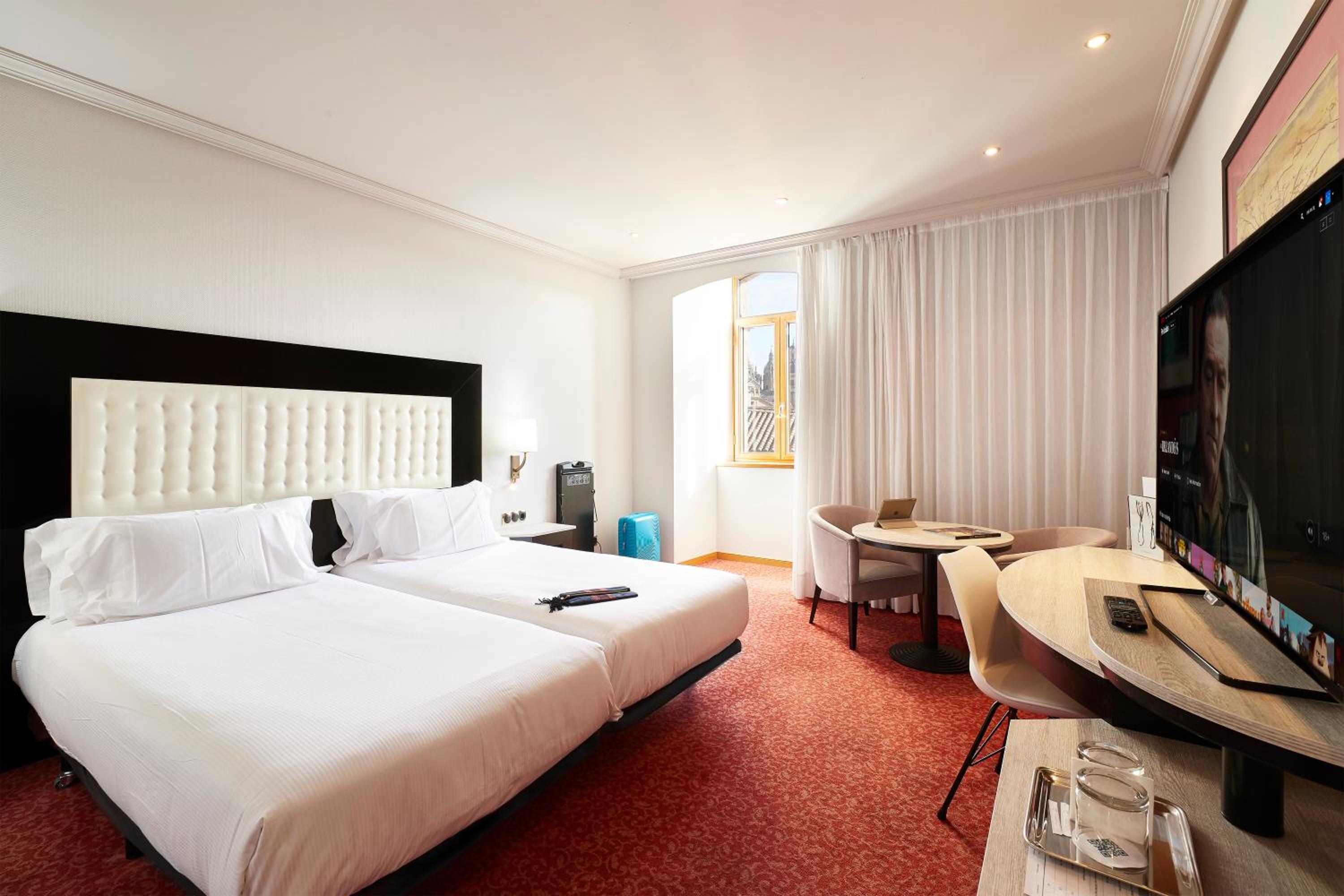 Double or Twin Room with Views - Photo 3