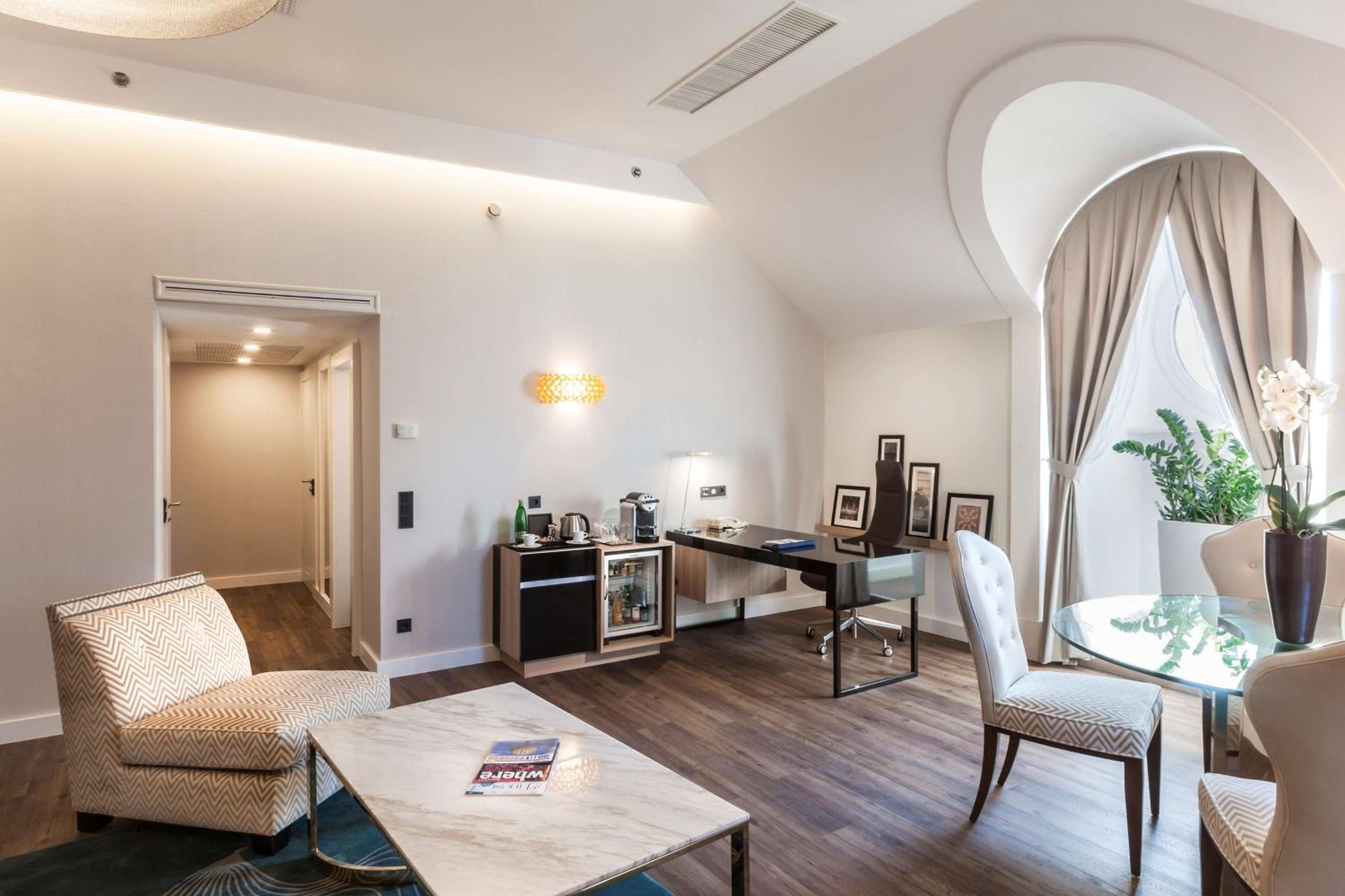 Suite - Photo 3