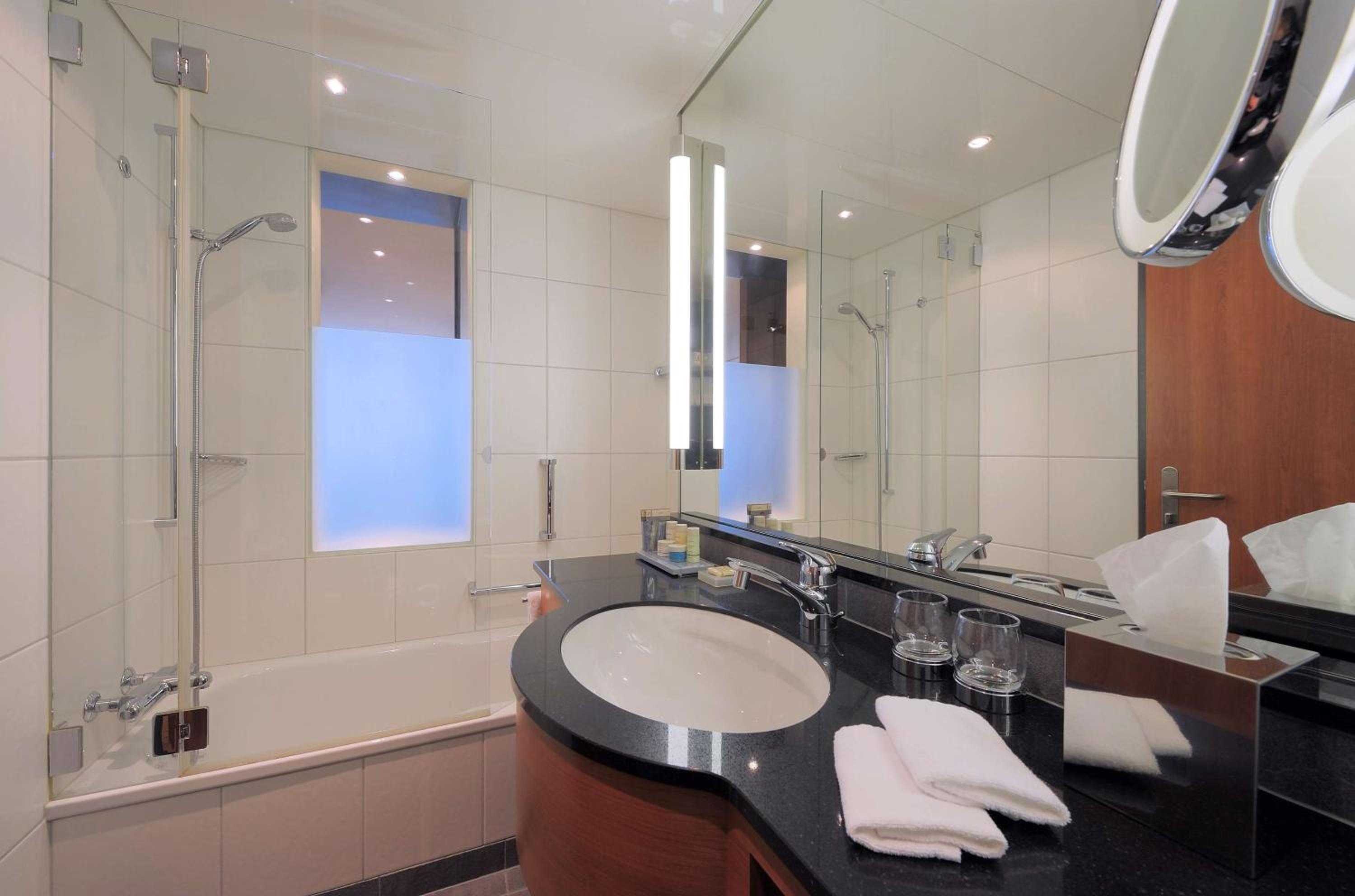 Junior Suite with Balcony - Photo 6