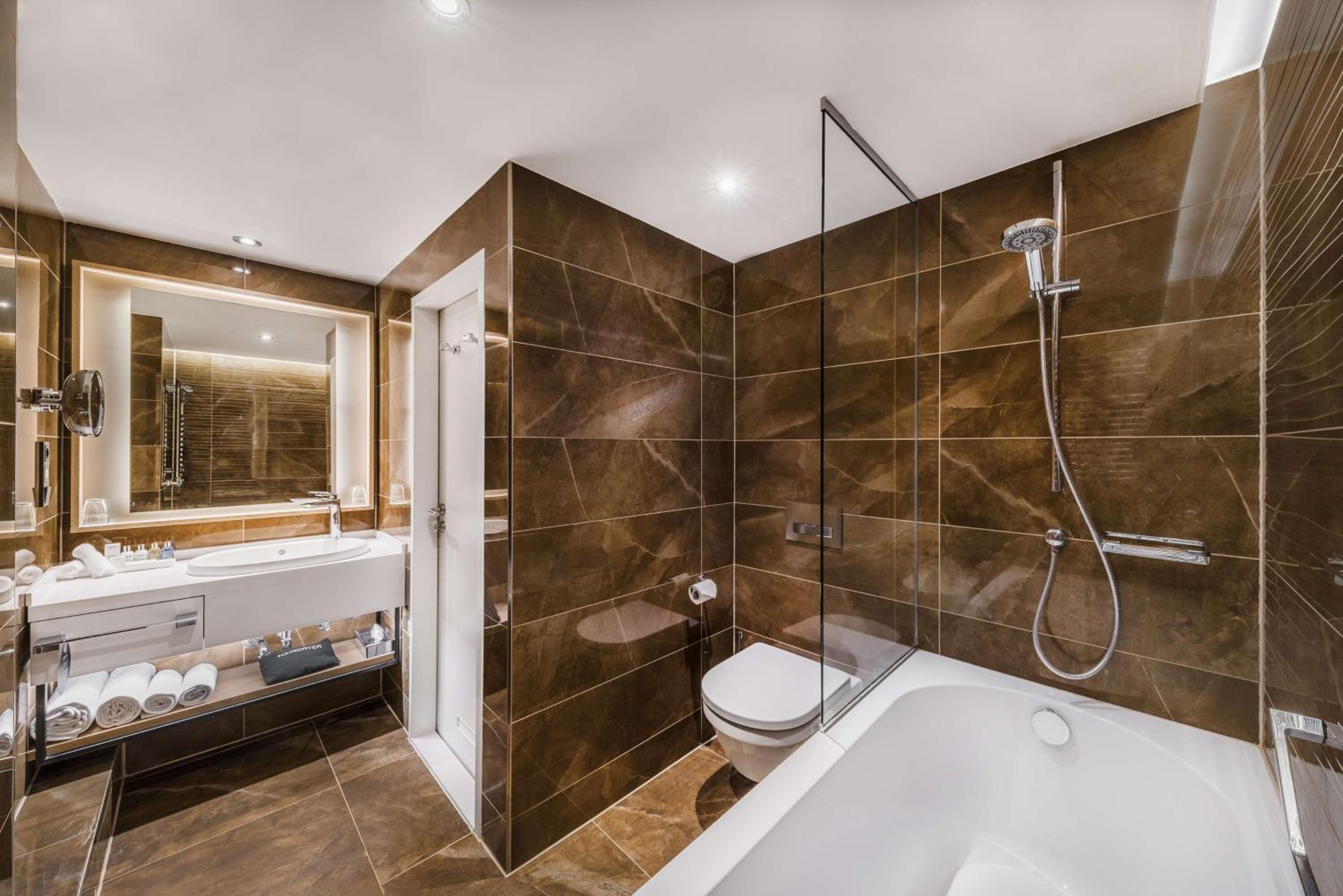 Suite - Photo 15
