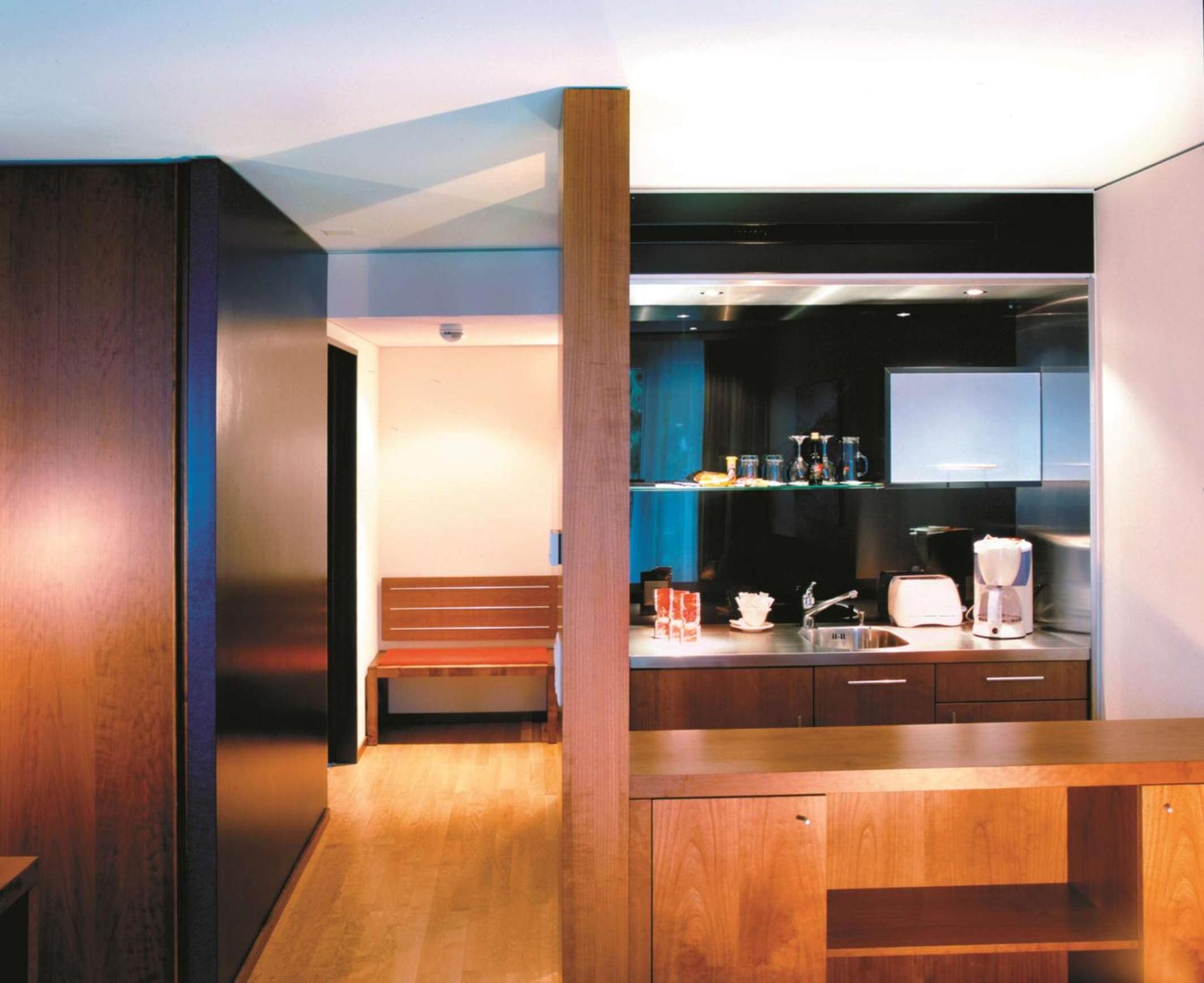 Junior Suite with Balcony - Photo 11