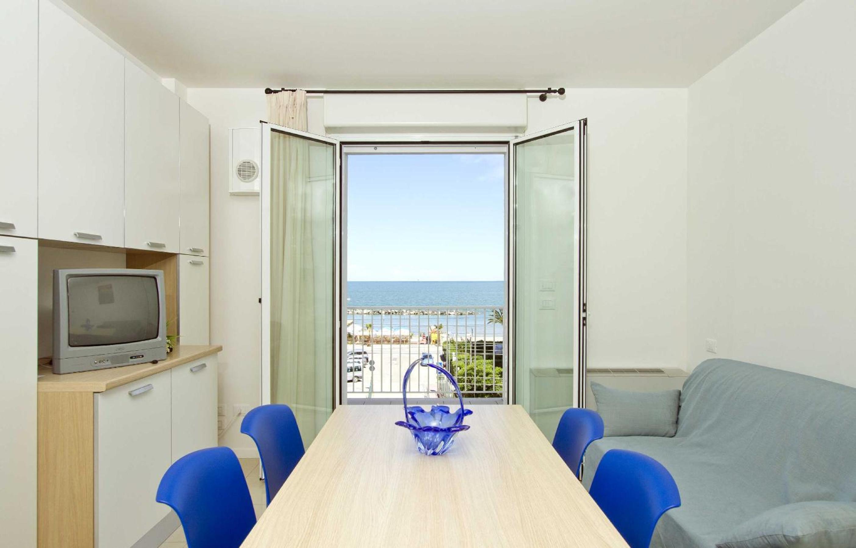 Two-Bedroom Apartment (6 Adults) photo 3