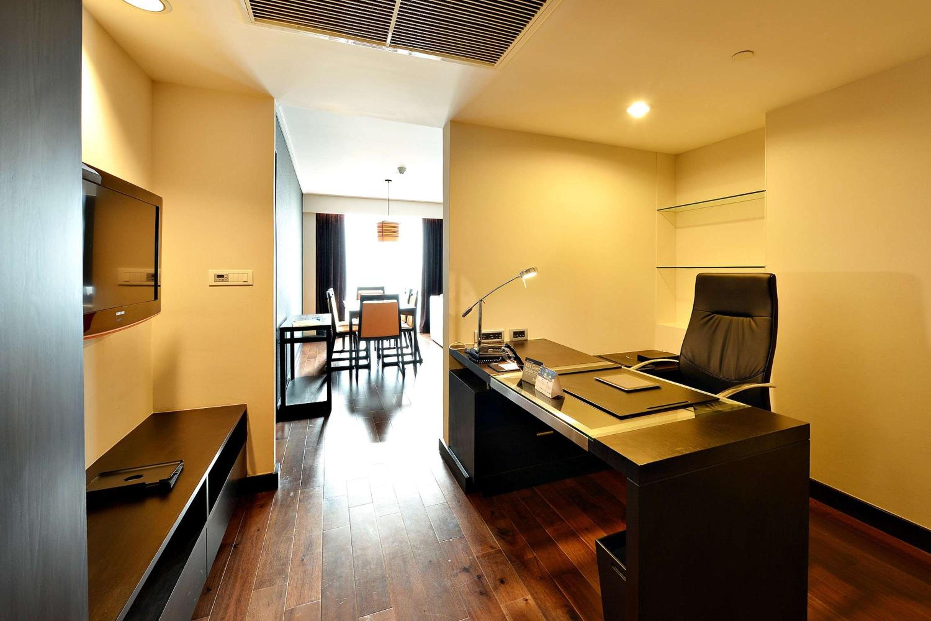One-Bedroom Premium Suite photo 3