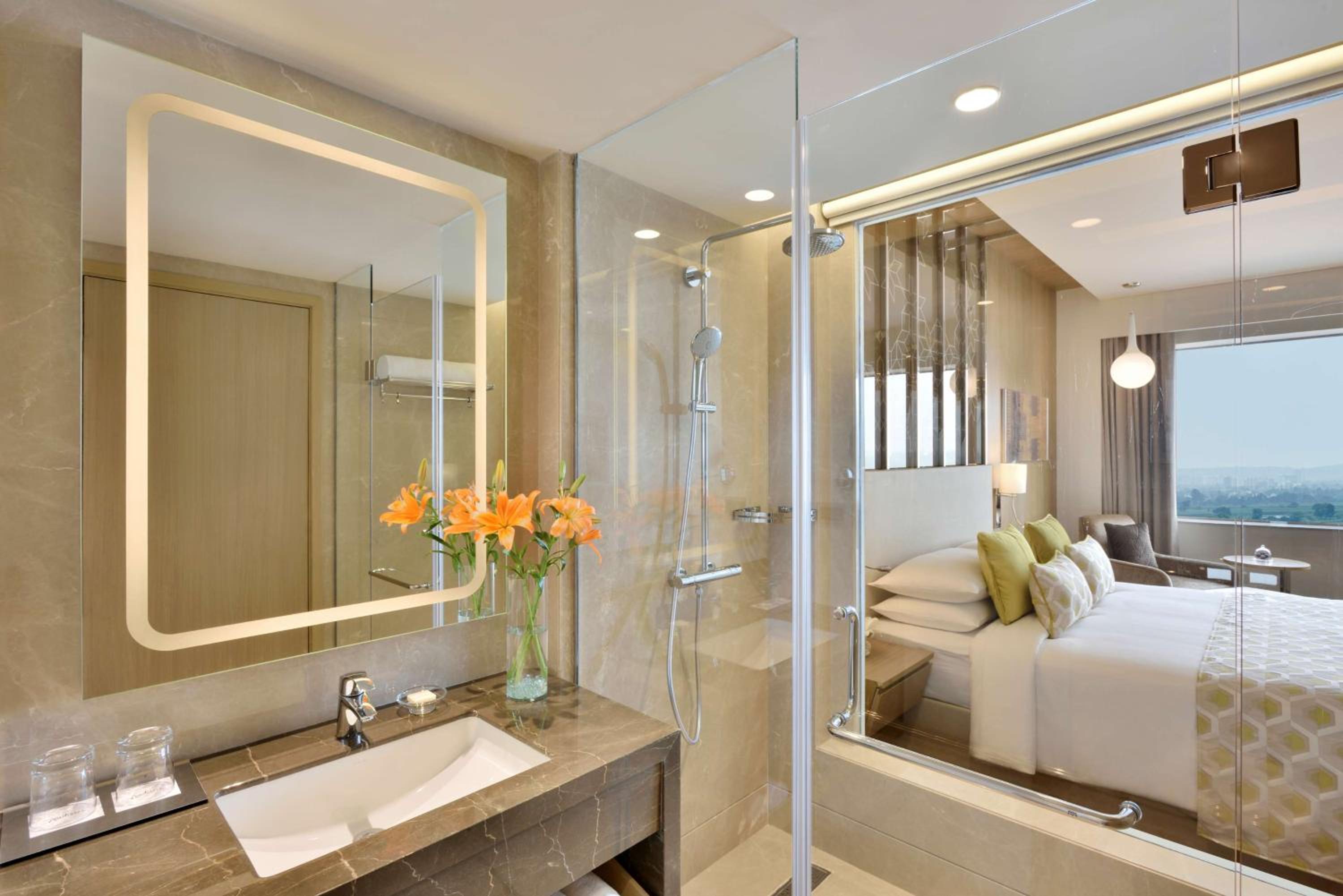 Deluxe Room with 15% Discount on Food & Beverages, 1+1 IMFL Happy Hours, 15% Discount on Spa, Early Check-in by 11 AM & Late check-out by 3 PM (Subject to availability) & 2 Pieces Laundry (Washing & Ironing) - Photo 4
