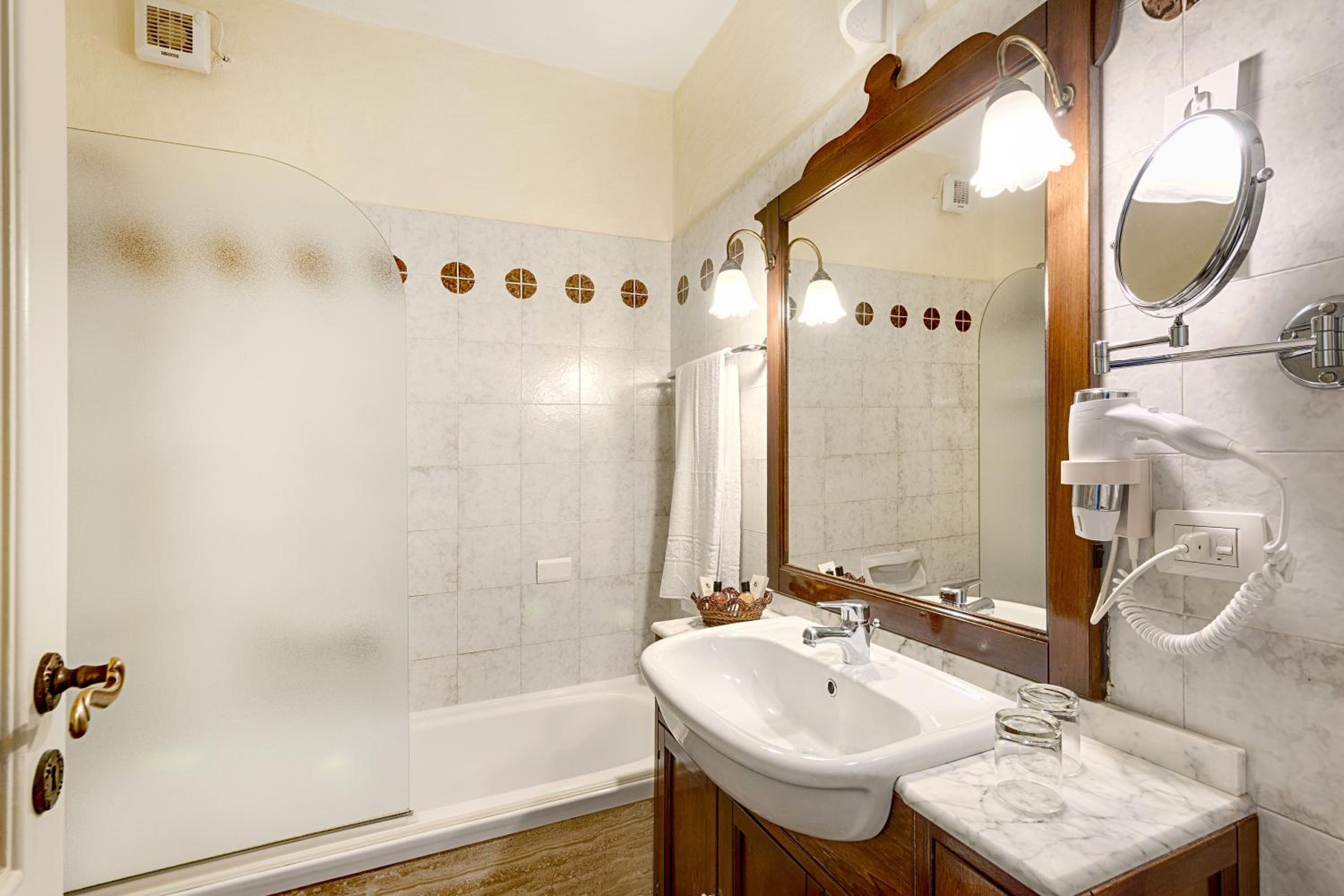 Double or Twin Room - Photo 3