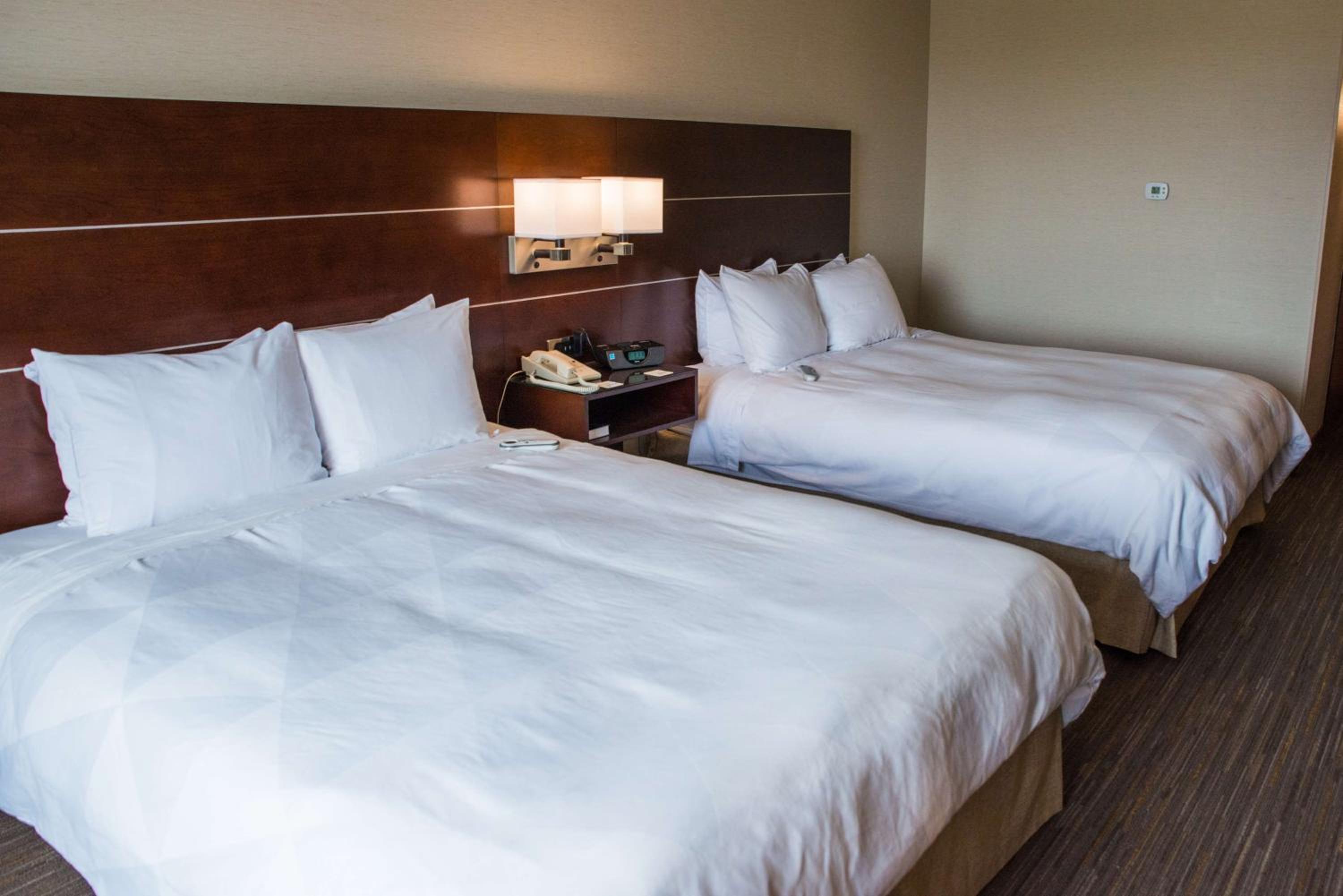 Superior Queen Room with Two Queen Beds - Non-Smoking - Photo 3