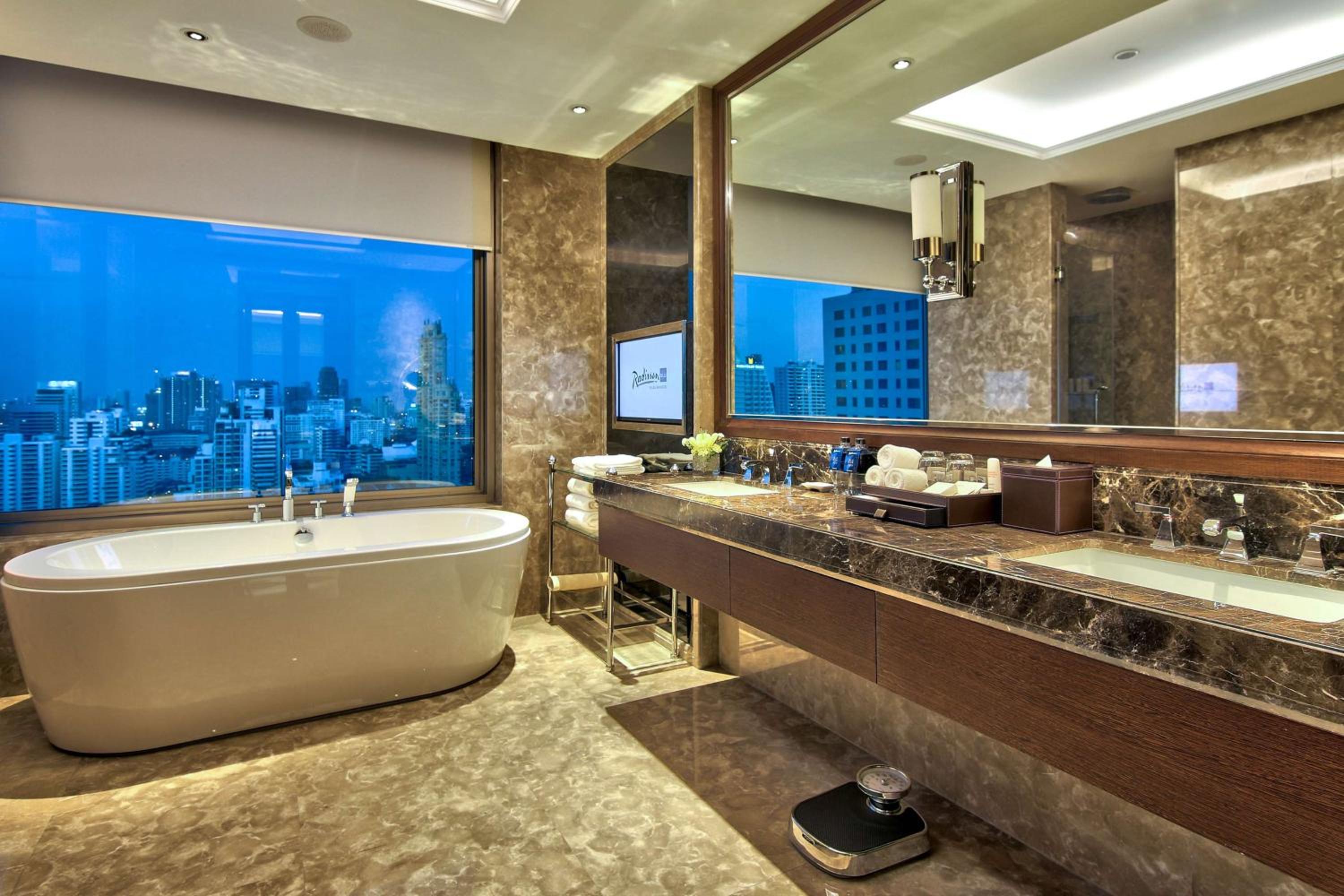Presidential Suite with Lounge Access thumbnail 5