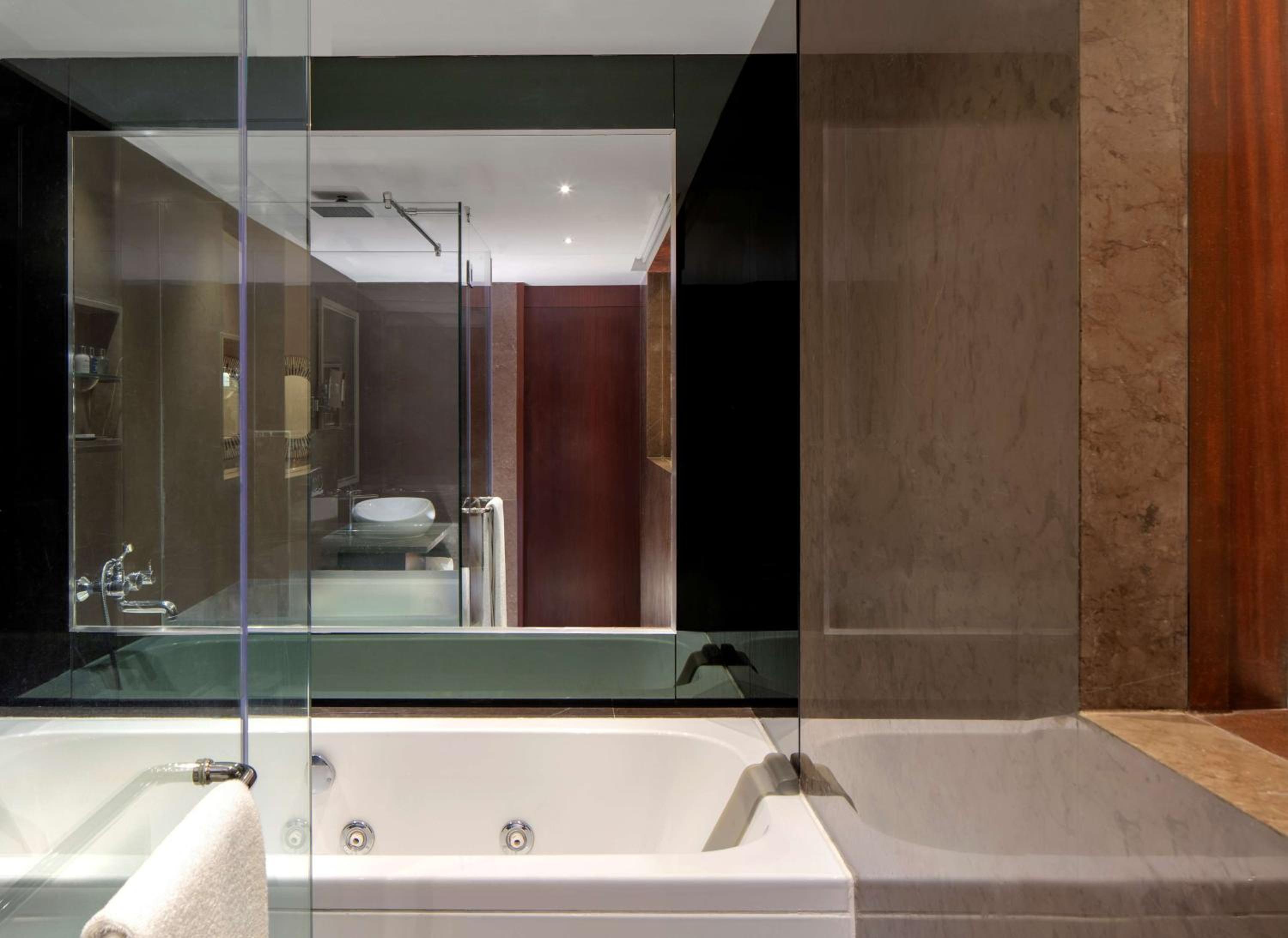 Suite - Photo 7