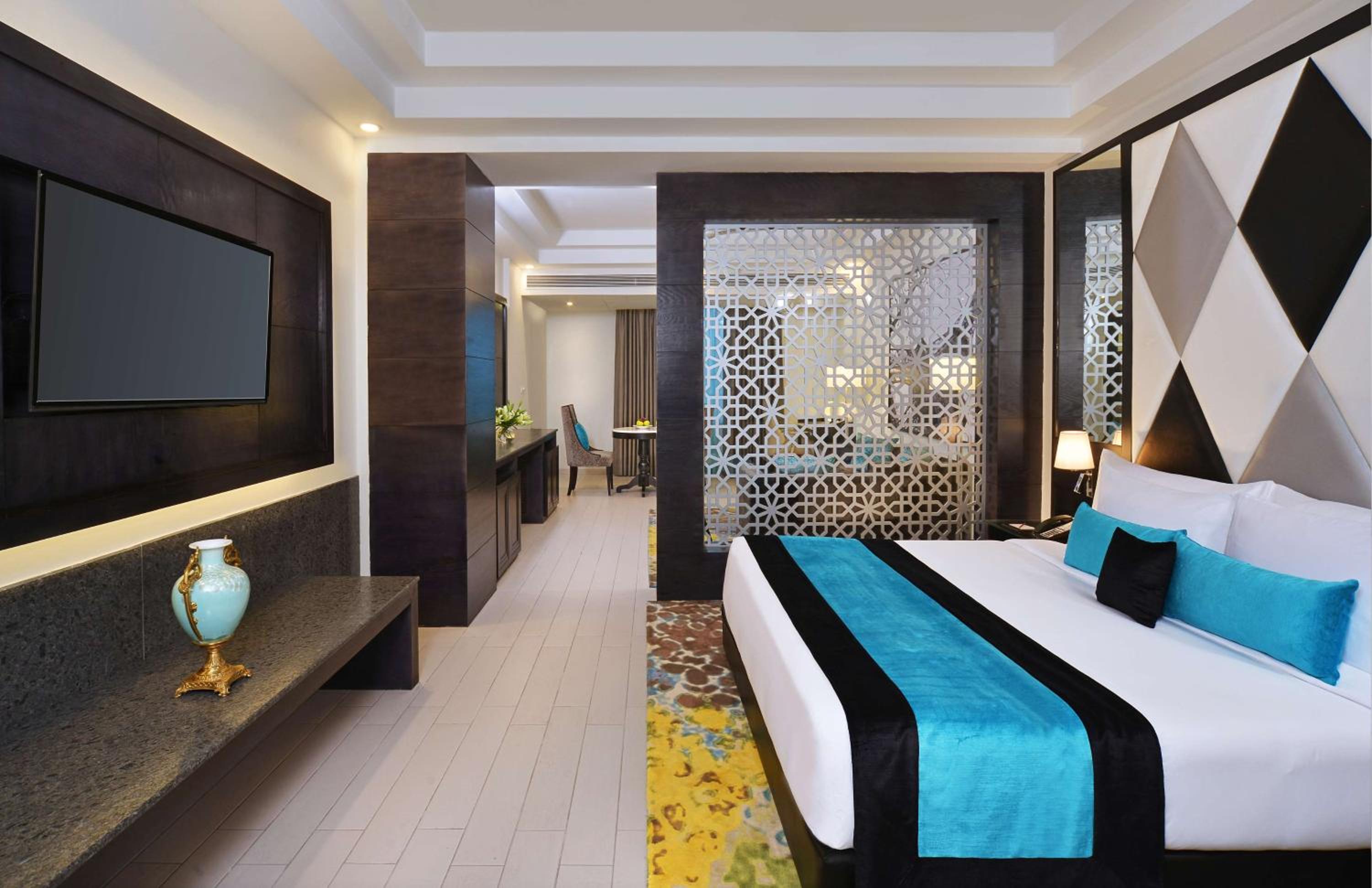 Executive Suite - Photo 6