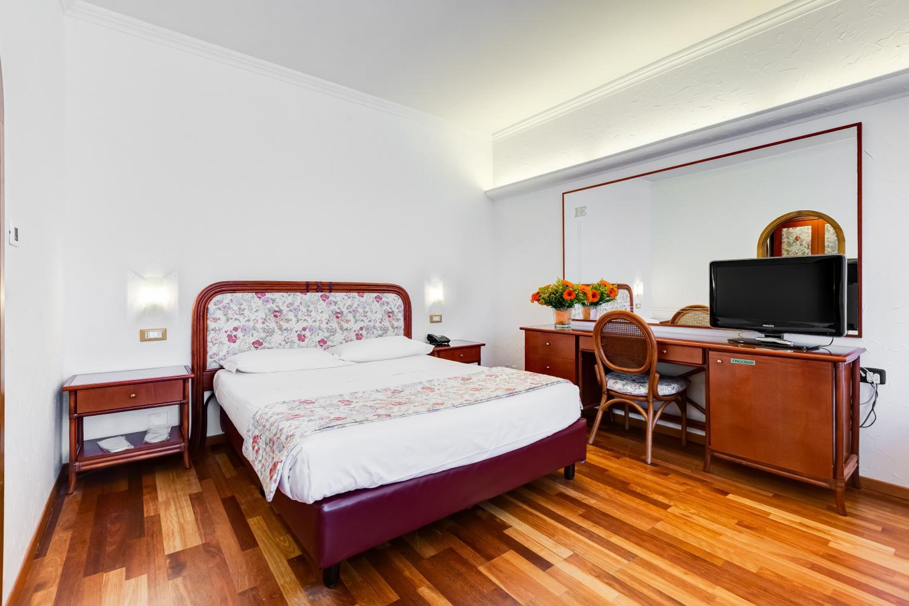 Standard Double Room thumbnail 5