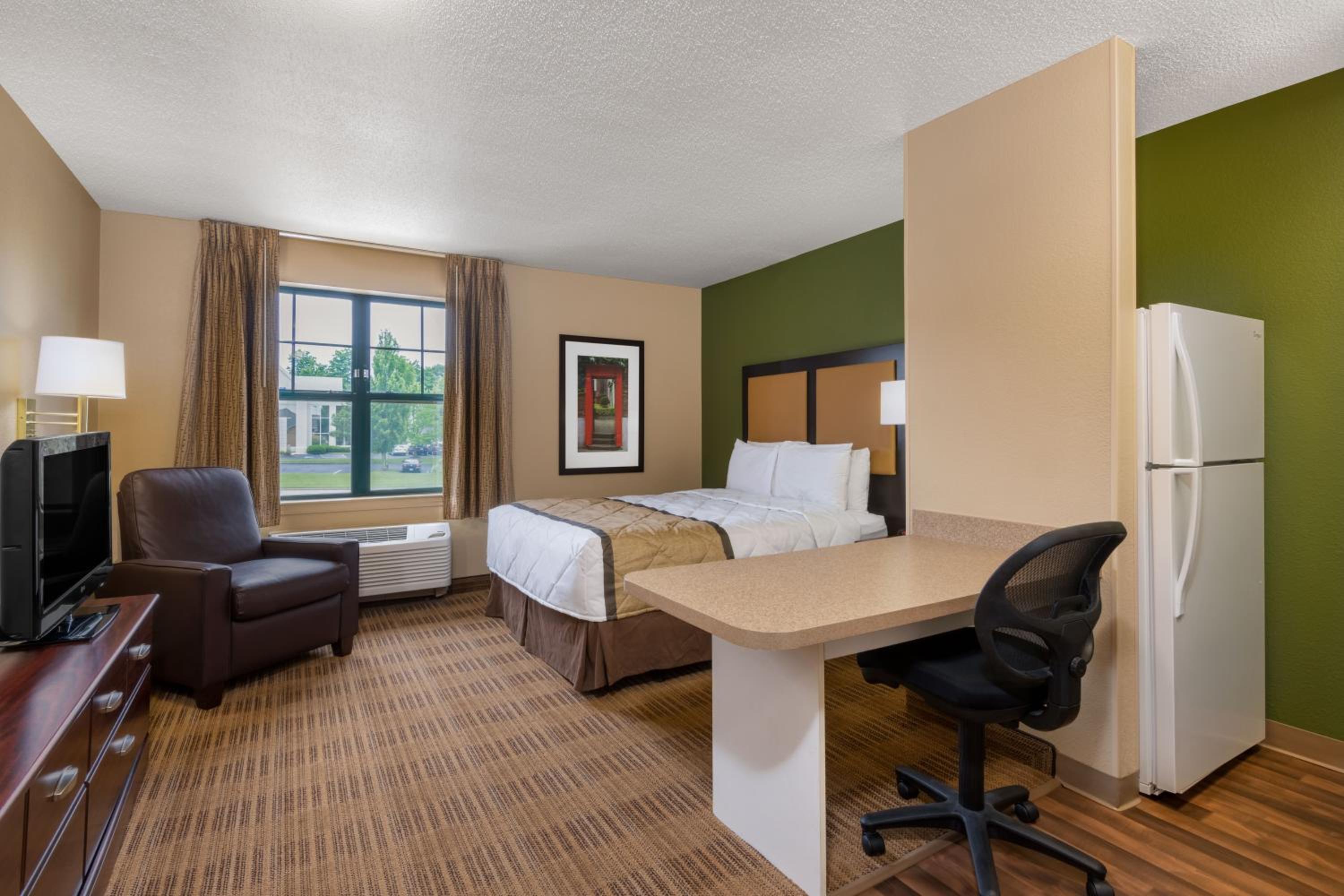Queen studio with 1 Queen Bed - Disability Access/Non-Smoking - Photo 8