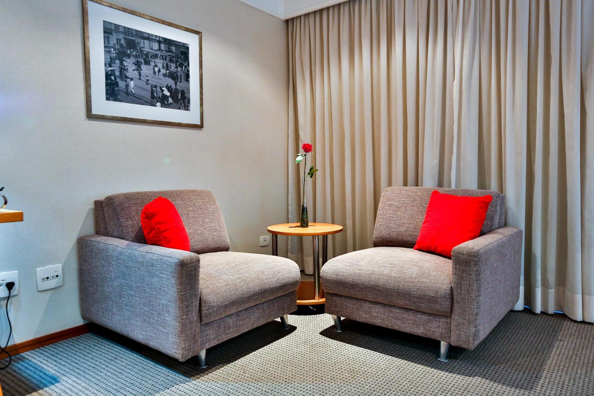 Deluxe King Suite photo 3