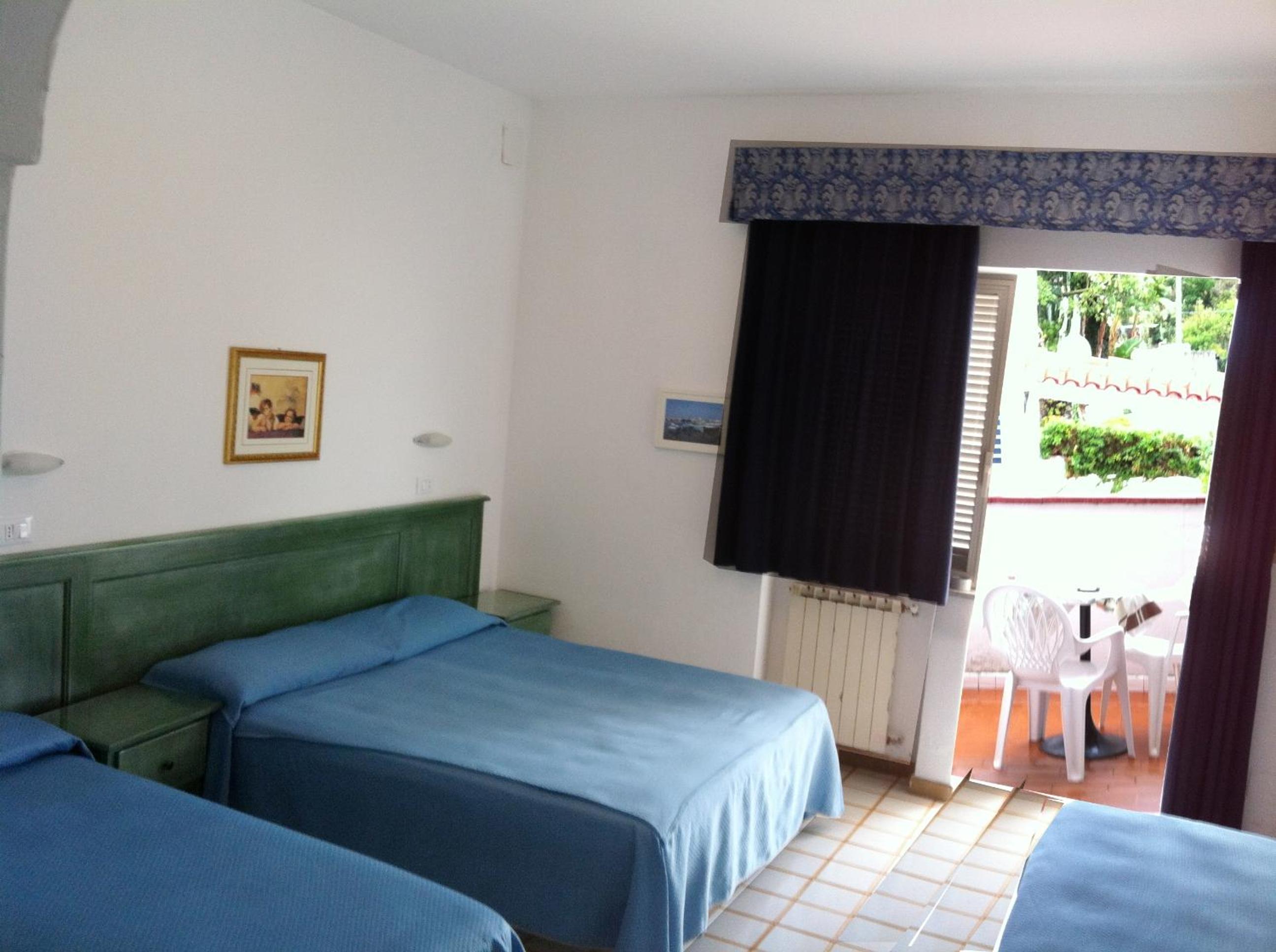 Quadruple Room - Photo 8