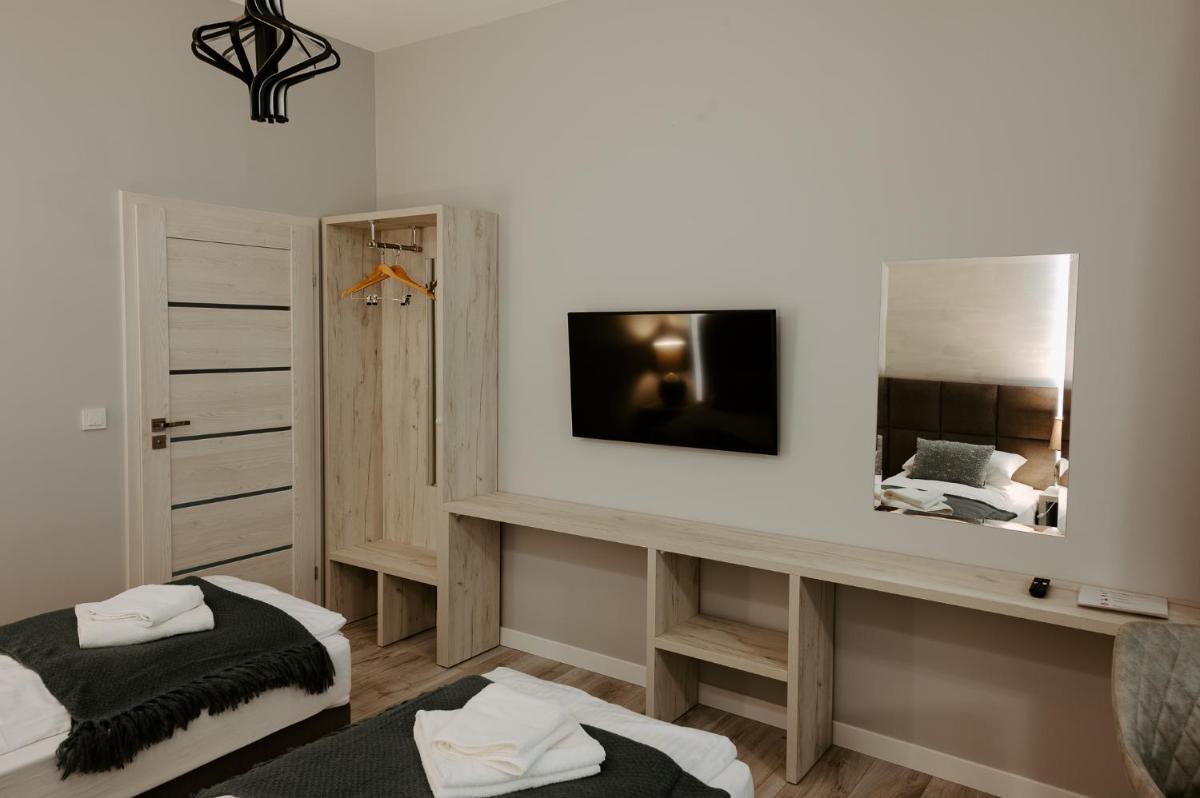 Triple Room with Bathroom - Photo 10