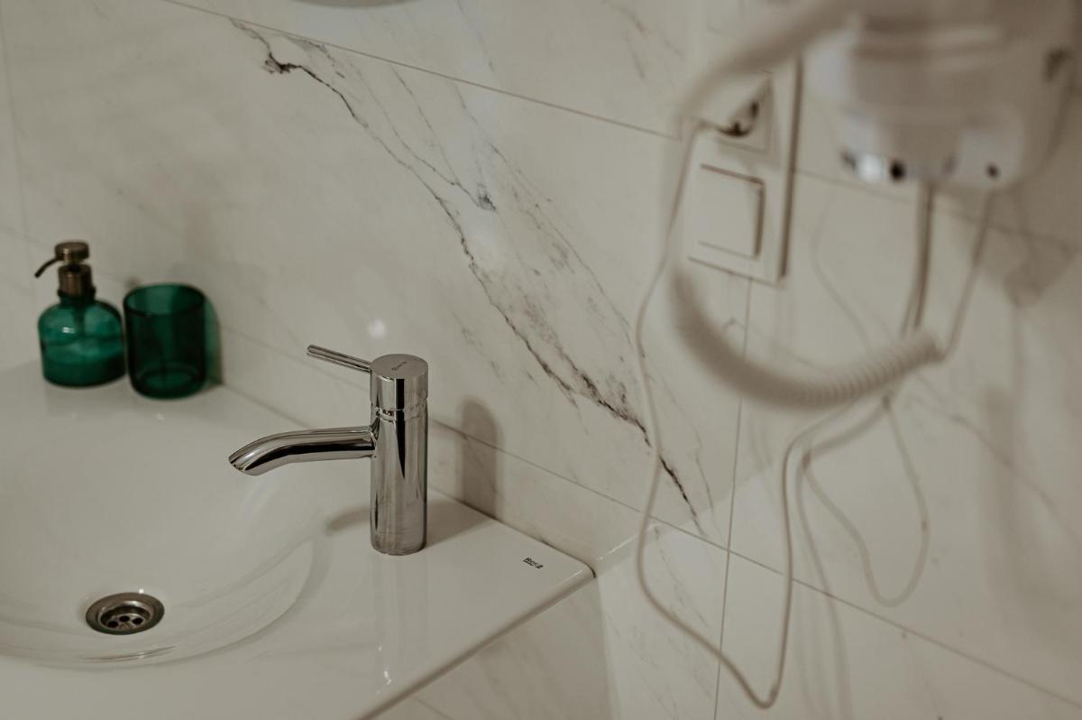 Triple Room with Bathroom - Photo 5