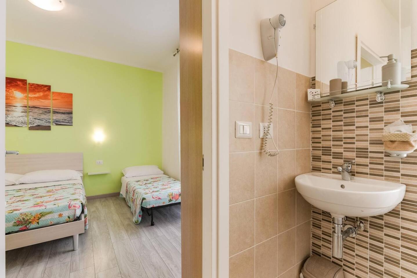Triple Room with Private Bathroom - Photo 10