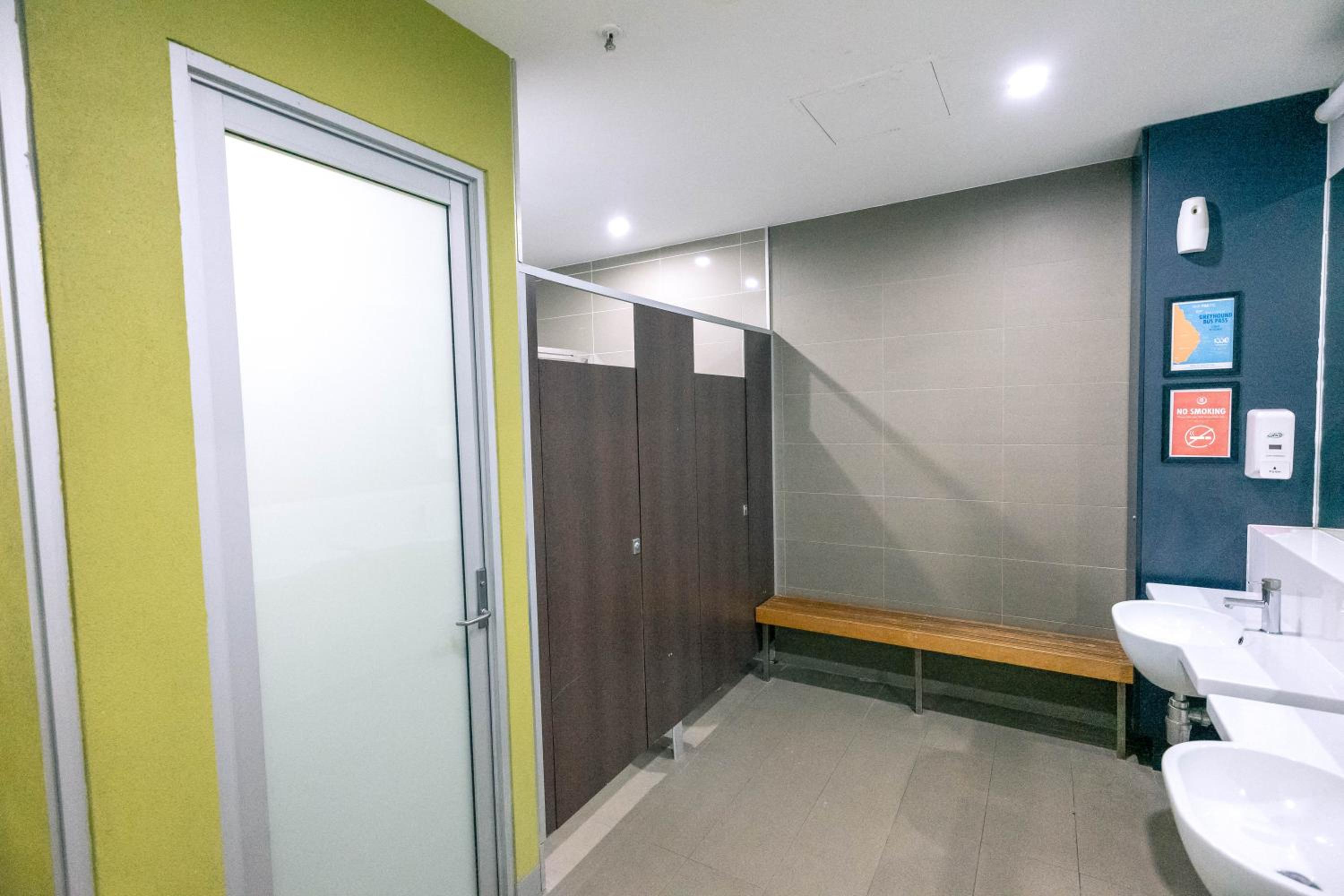 Bed in 6-Bed Mixed Dormitory Room with Shared Bathroom photo 3