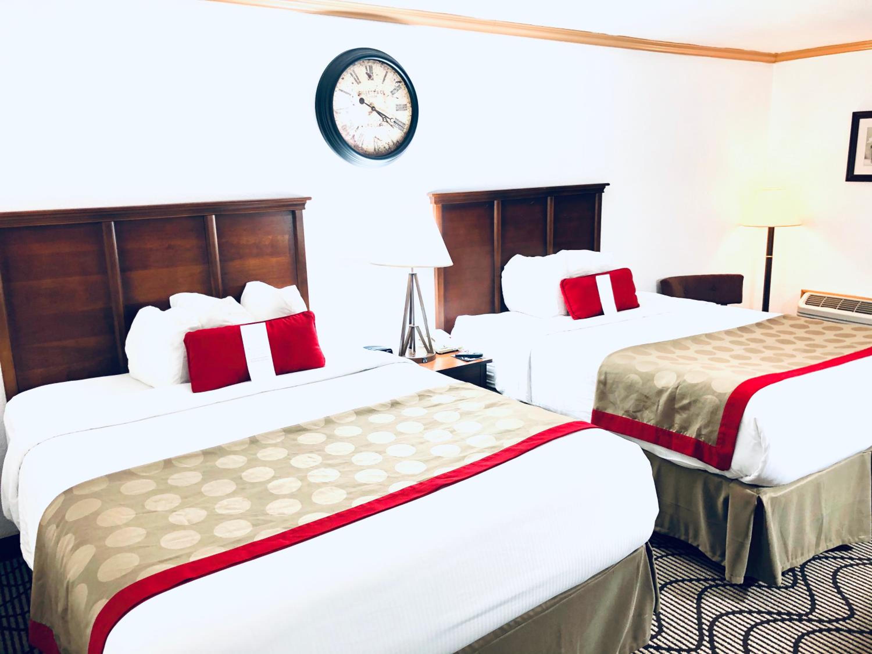 Queen Room with Two Queen Beds - Non-Smoking - Photo 3