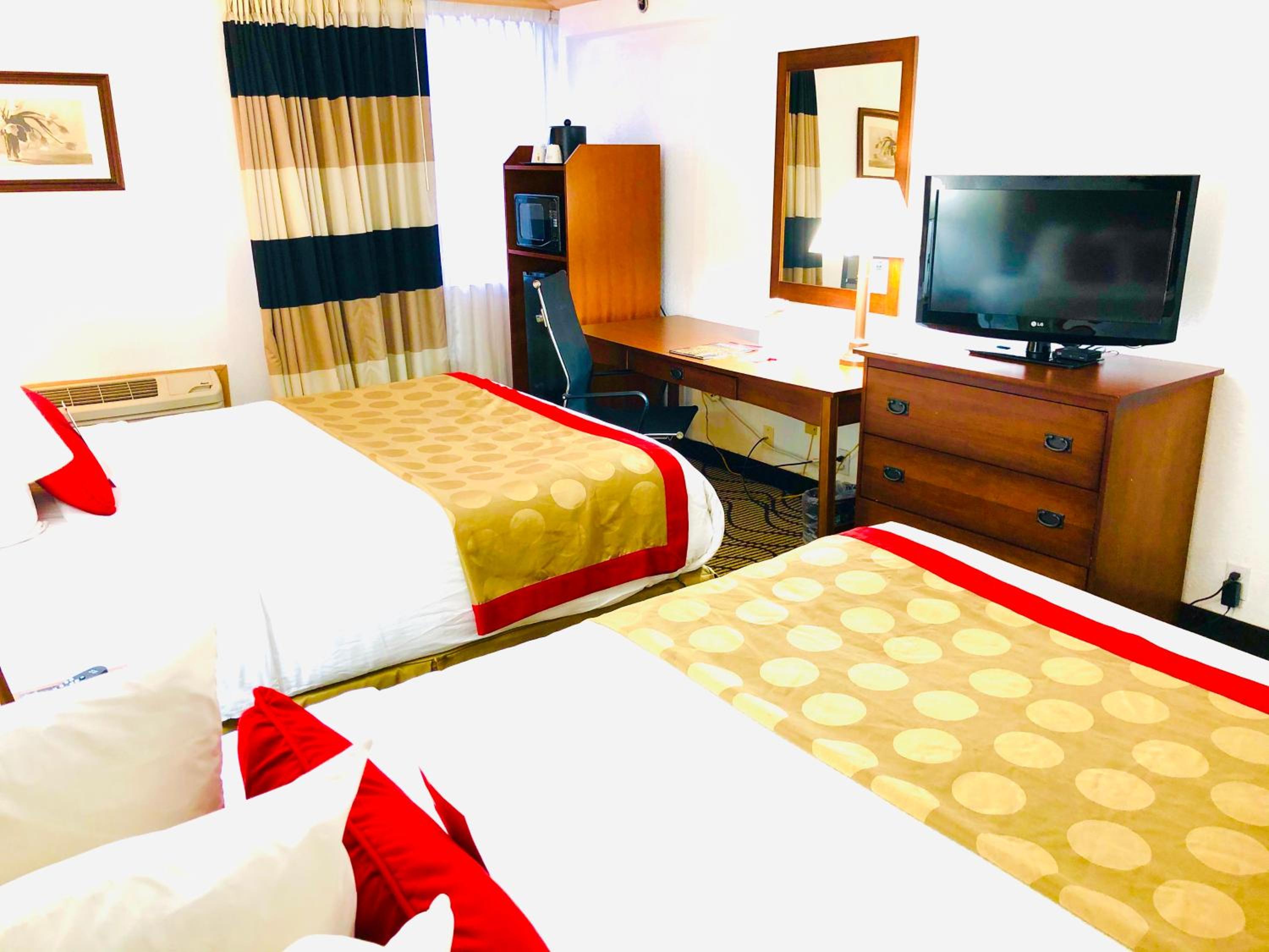 Queen Room with Two Queen Beds - Non-Smoking - Photo 6