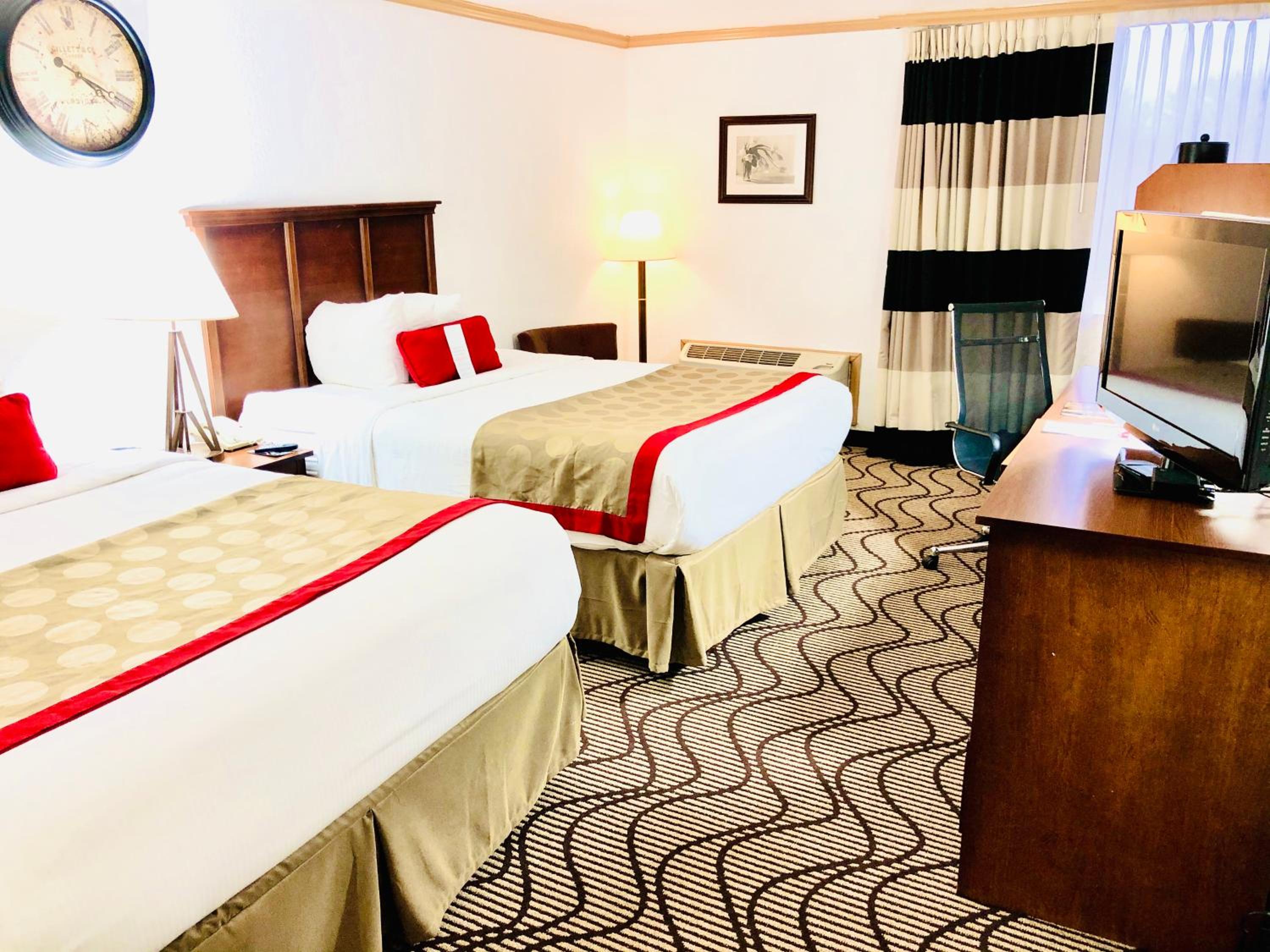 Queen Room with Two Queen Beds - Non-Smoking - Photo 1