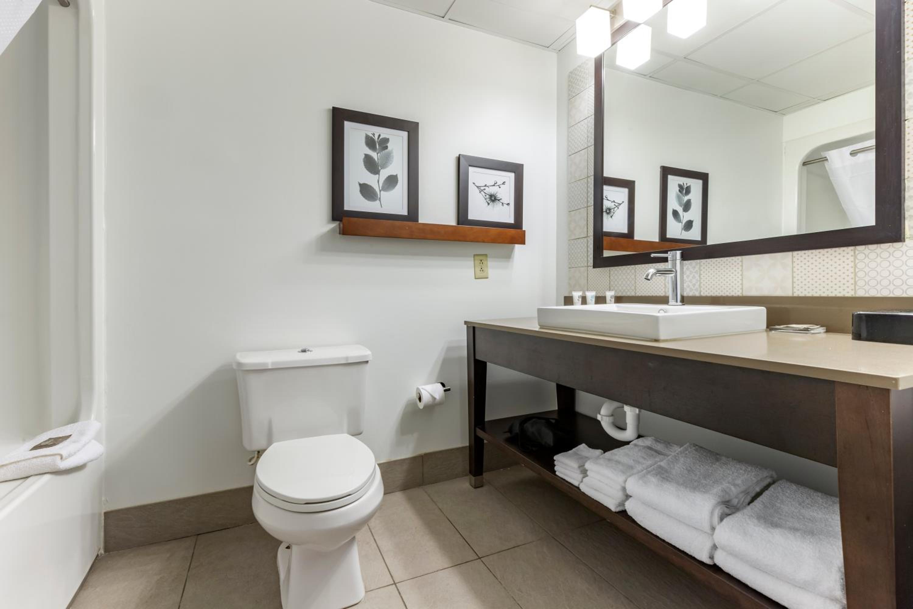 Queen Room with Two Queen Beds - Photo 2