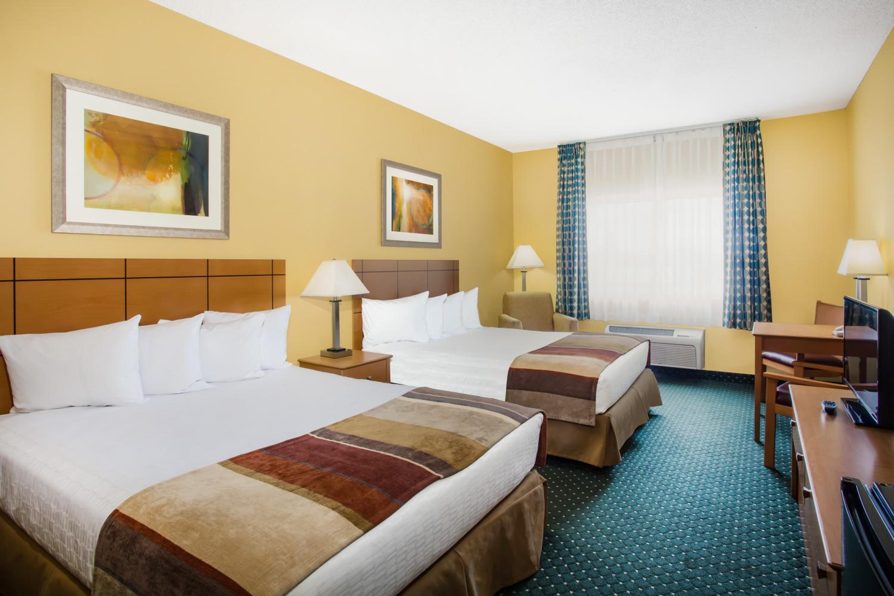 Queen Room with Two Queen Beds - Non-Smoking - Photo 4
