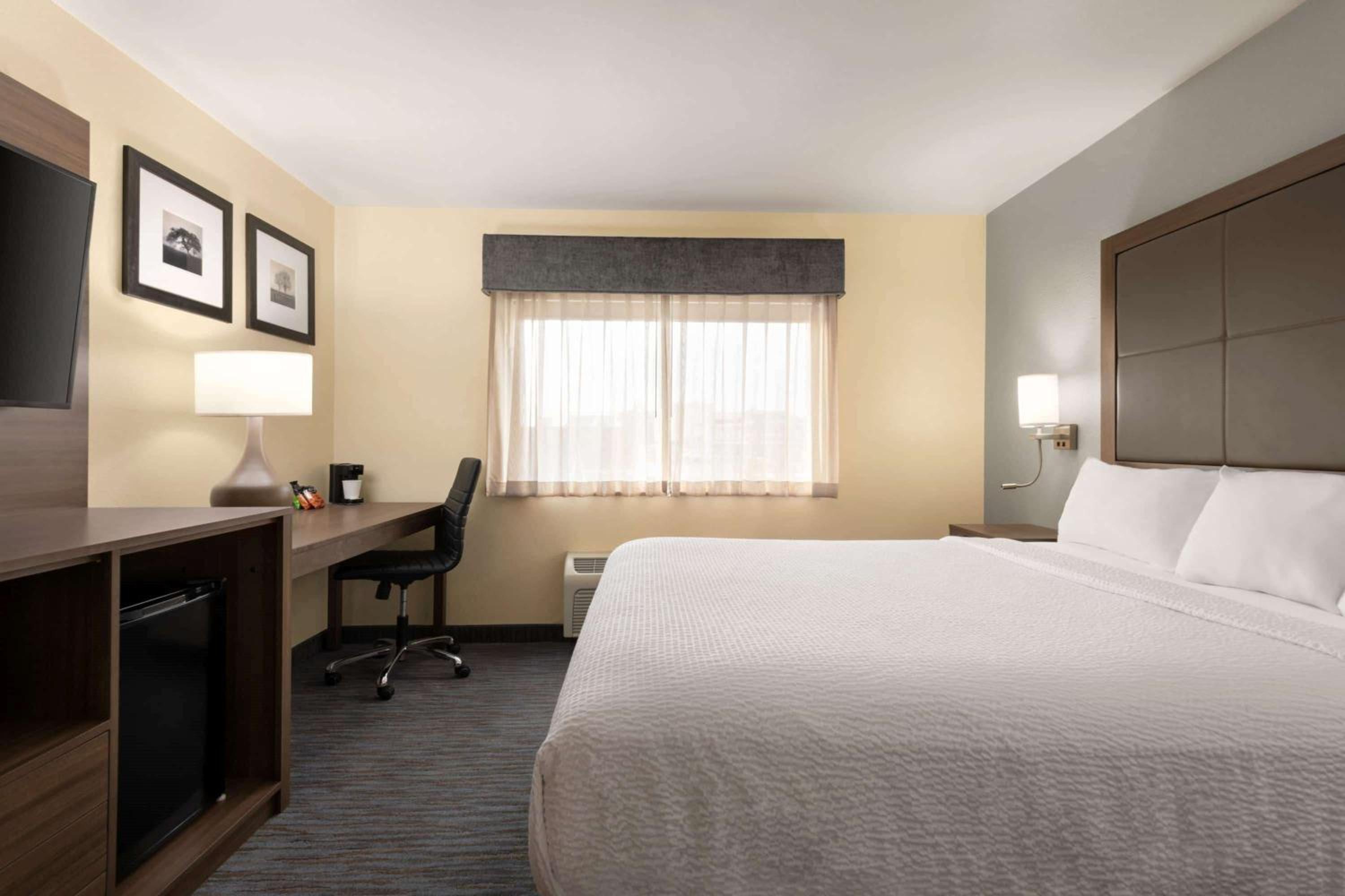 King Room with Bathtub w/Grab Bars - Mobility Accessible/Non-Smoking - Photo 1