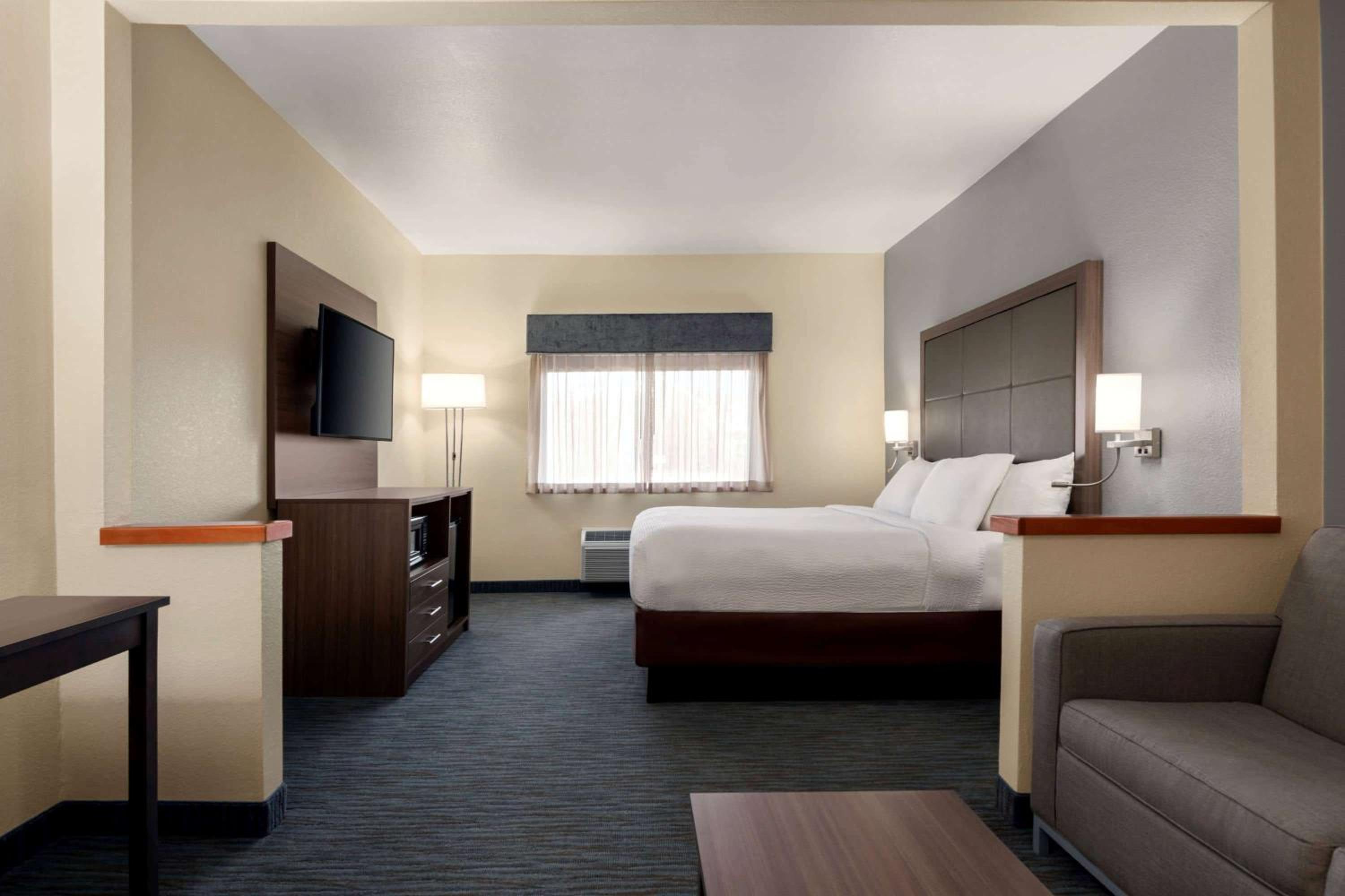 King Room with Roll-in Shower - Mobility Access/Non-Smoking - Photo 1