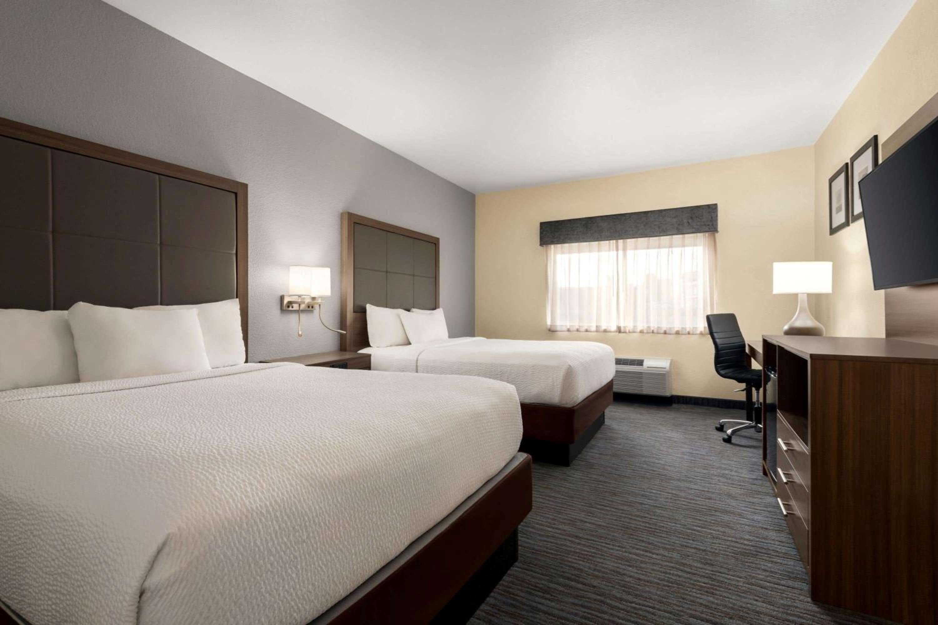 Queen Room with Two Queen Beds - Non-Smoking - Photo 1