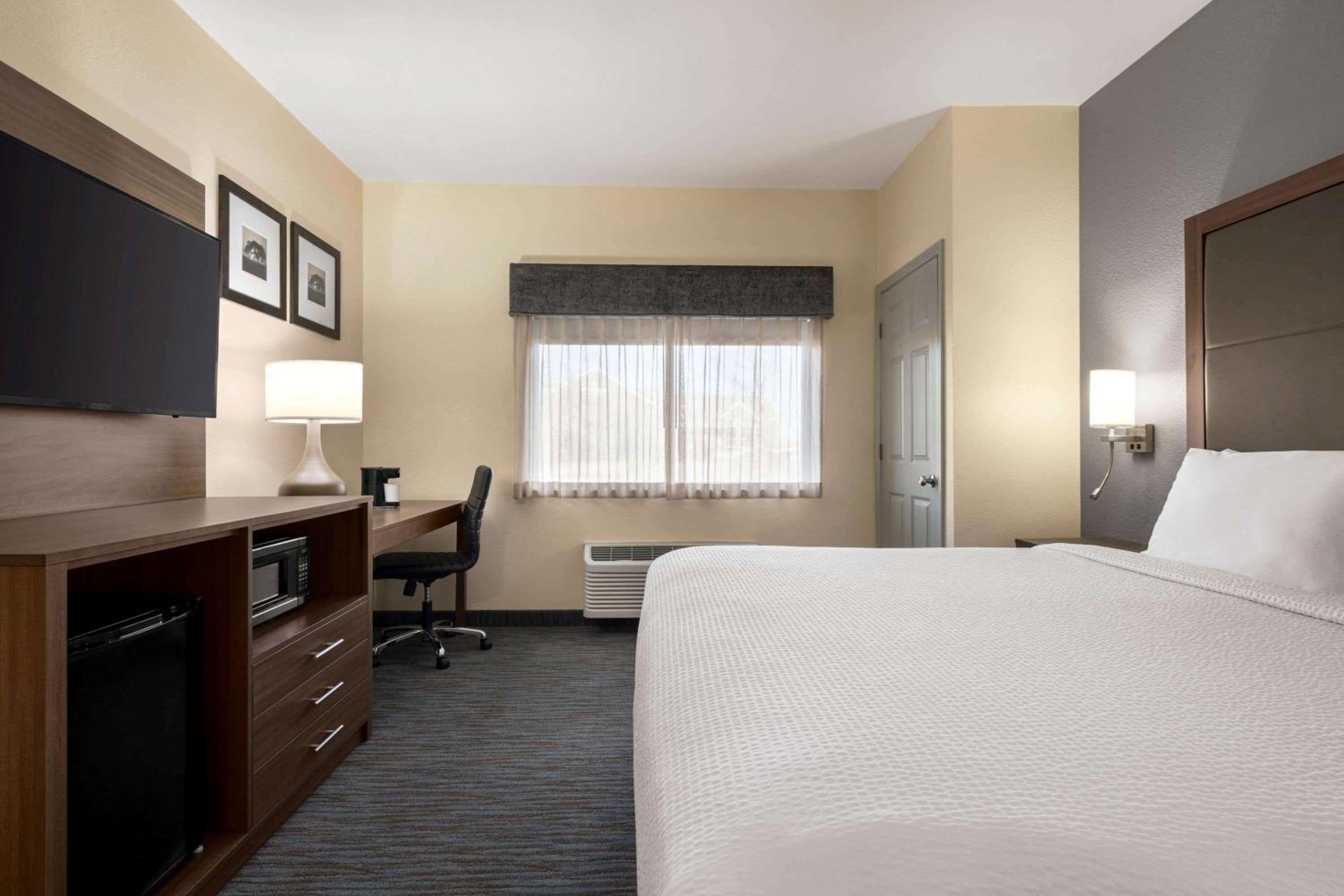 King Room with Bathtub w/Grab Bars - Mobility Accessible/Non-Smoking - Photo 2