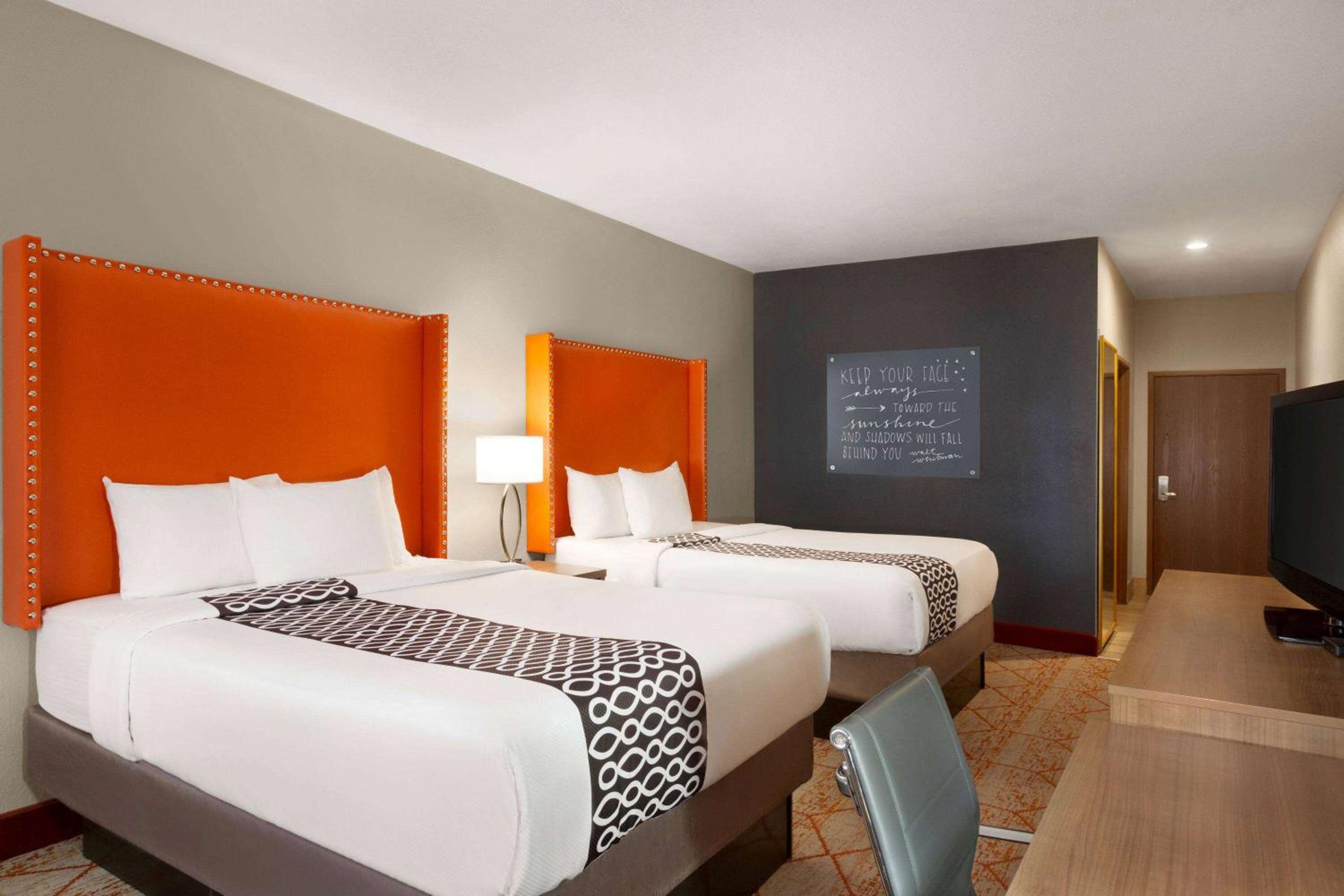 Queen Room with Two Queen Beds - Photo 3