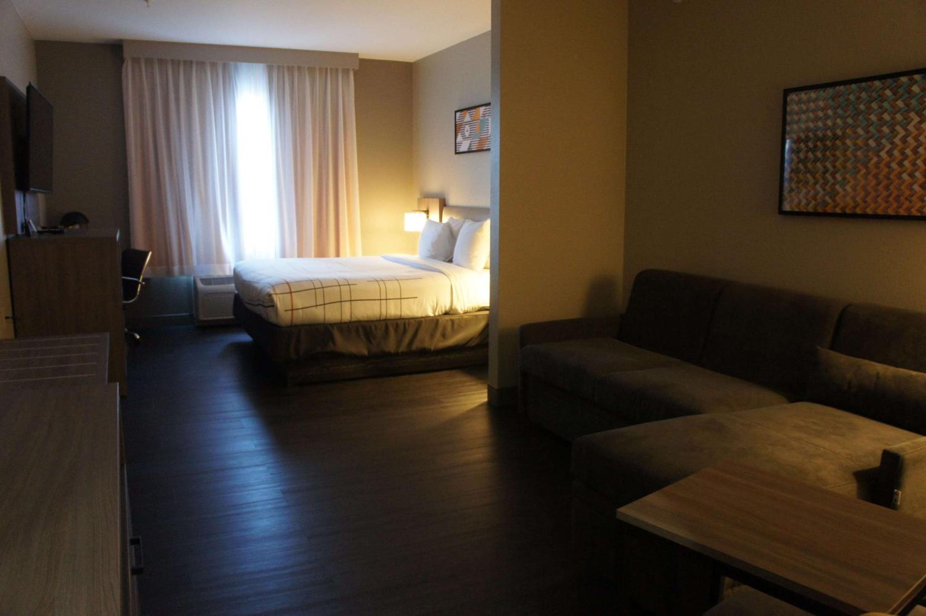 King Suite - Non-Smoking - Photo 3