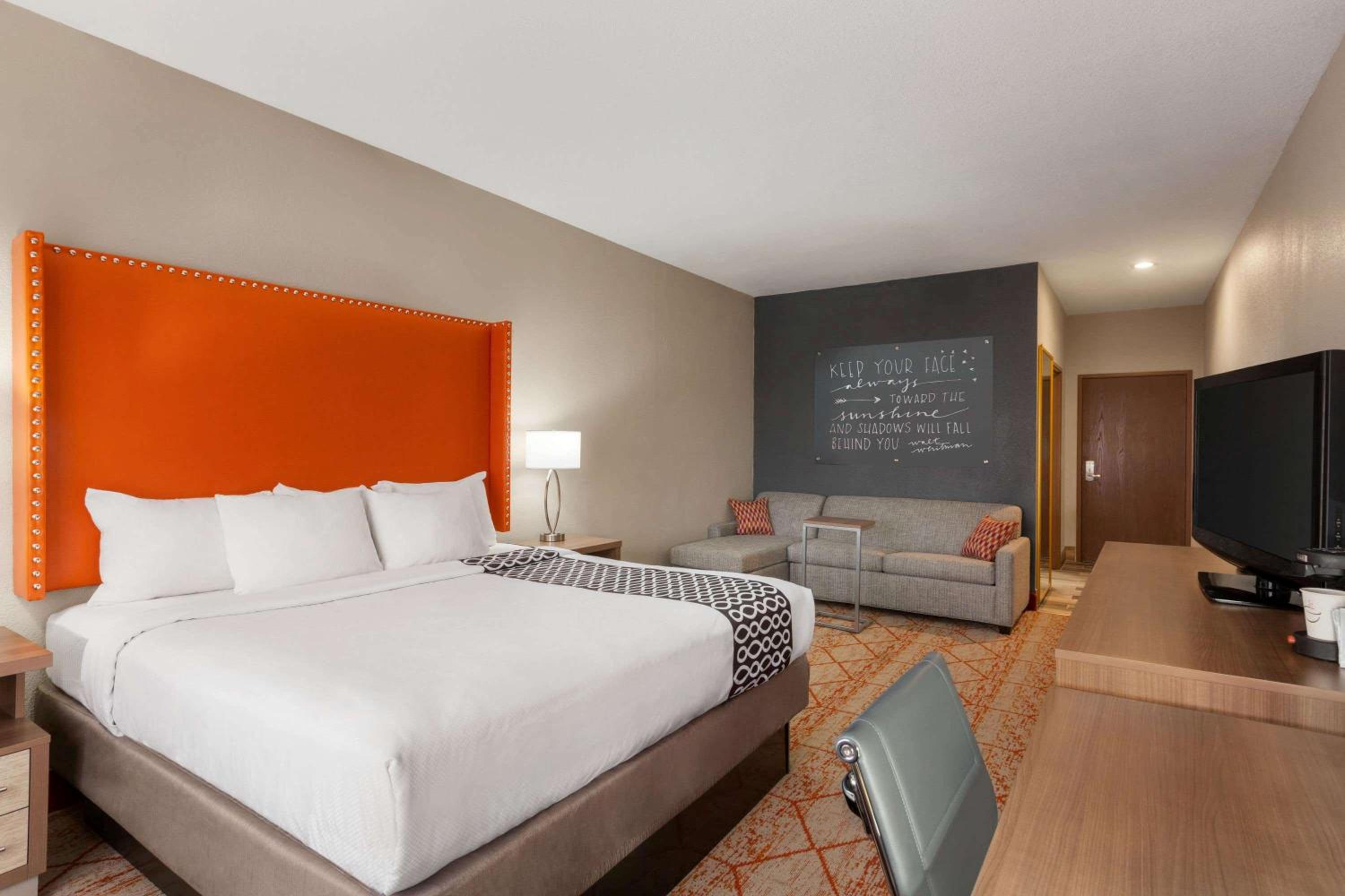 Executive King Room with Sofa Bed - Photo 4