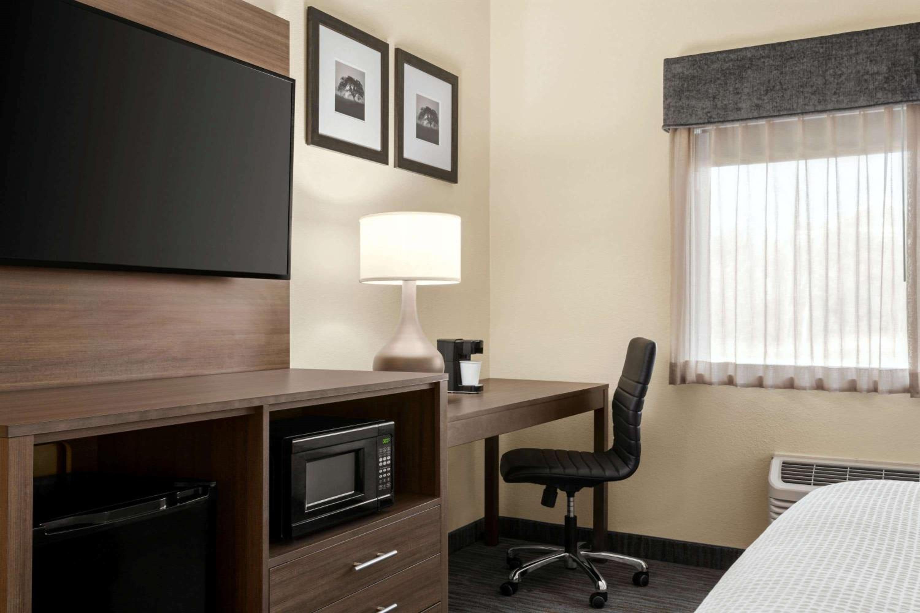 Queen Room - Non-Smoking - Photo 1