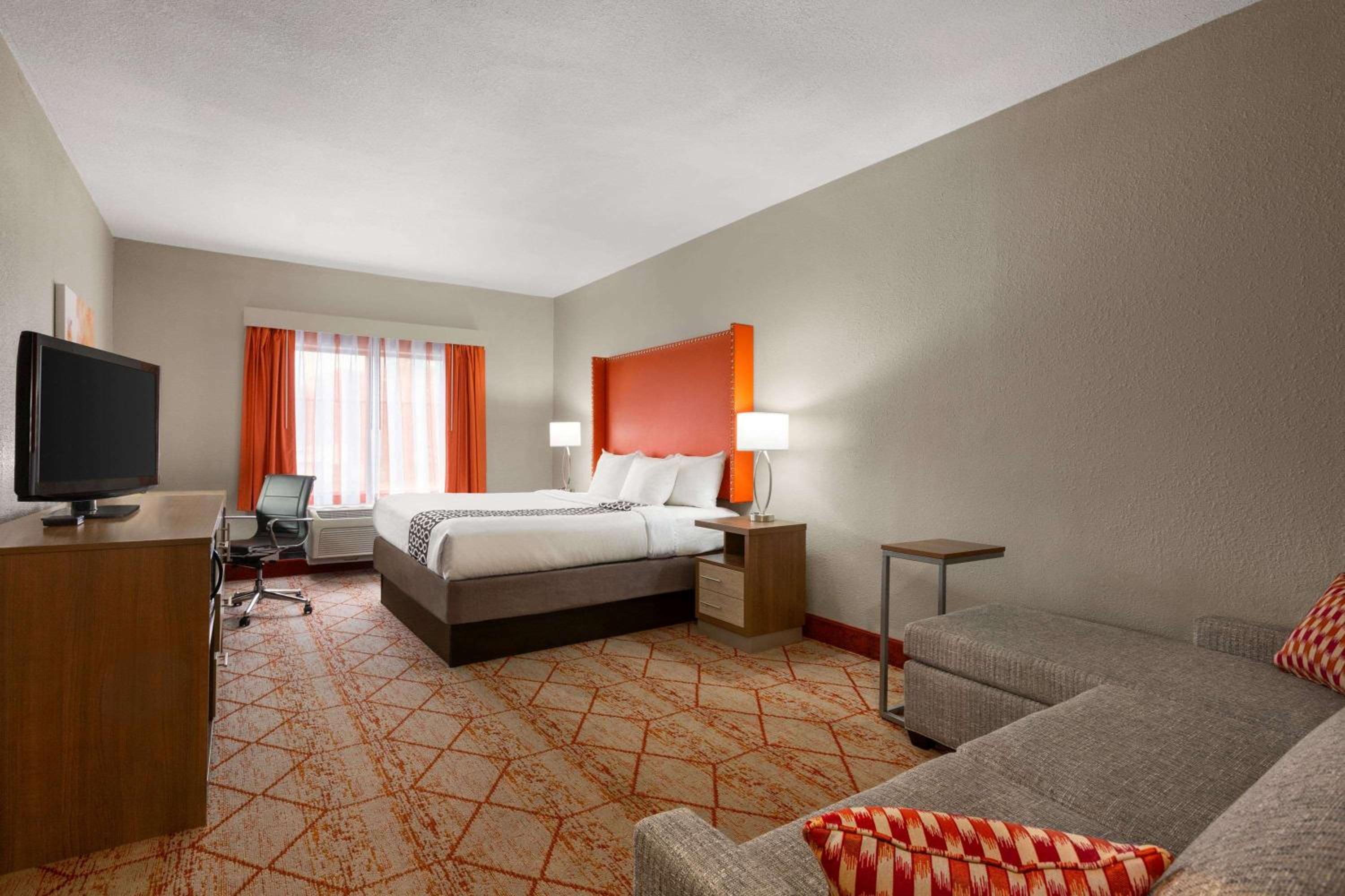 Executive King Room with Sofa Bed - Photo 2