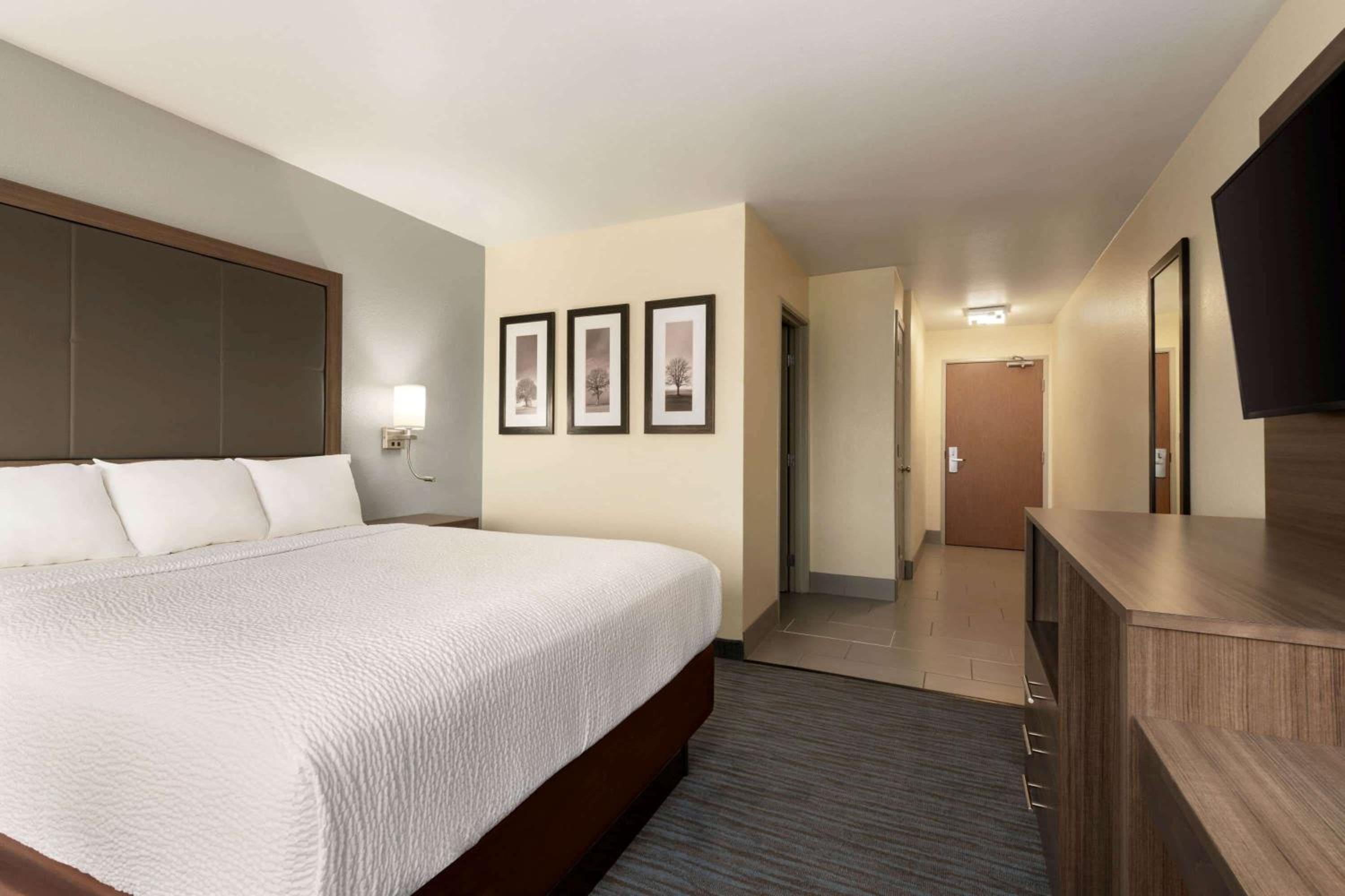 King Room with Bathtub w/Grab Bars - Mobility Accessible/Non-Smoking - Photo 3