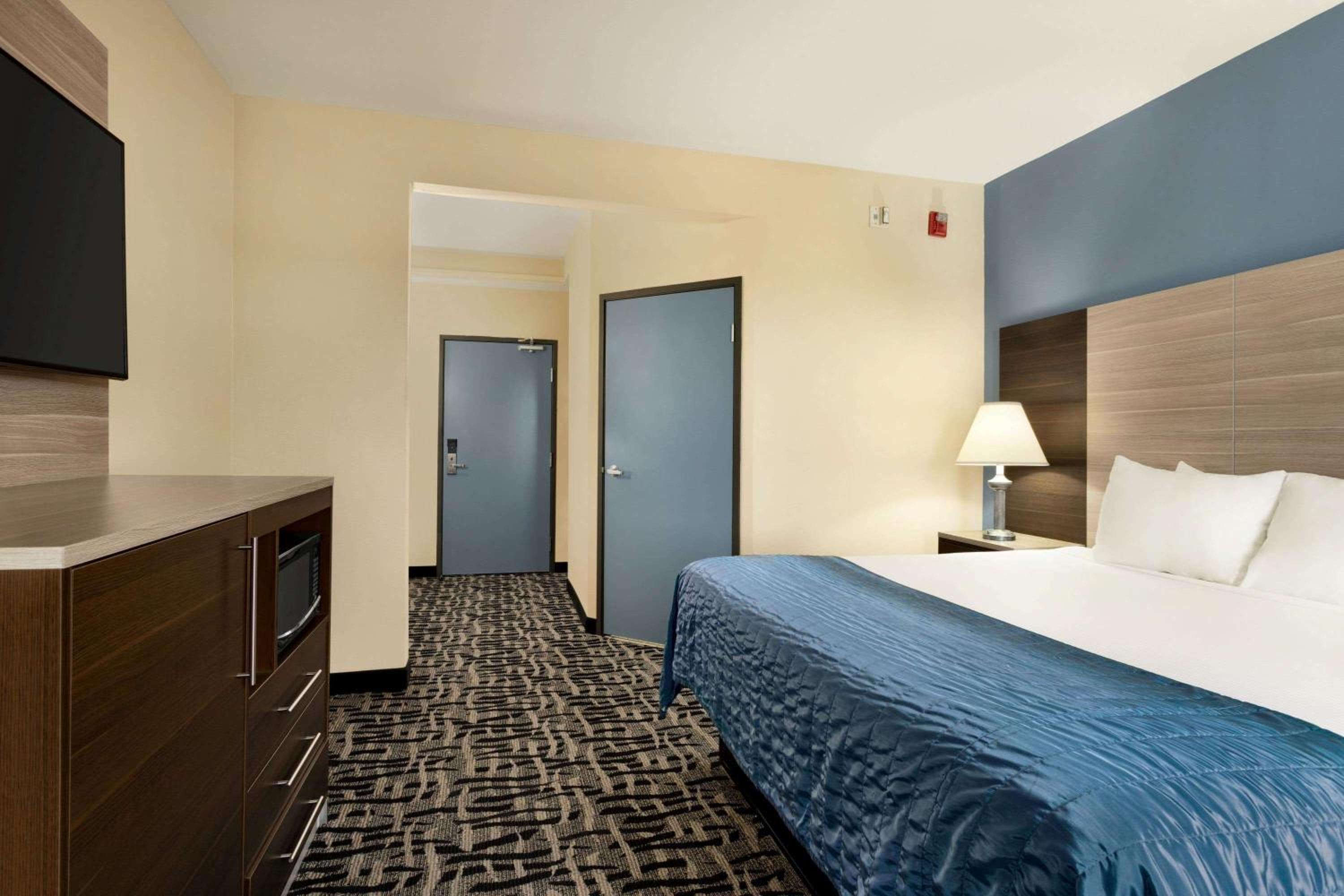 King Room - Non-Smoking - Photo 3