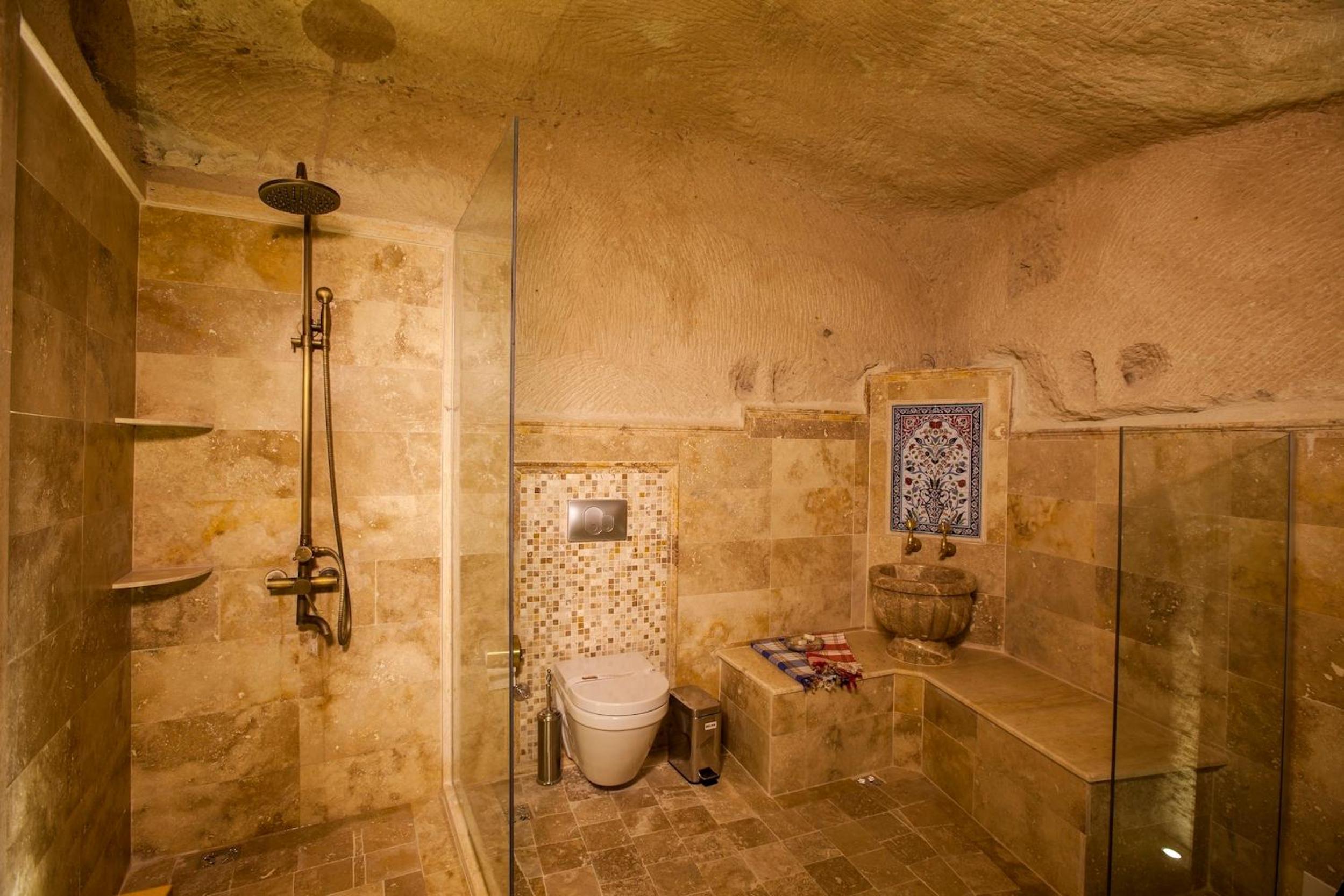 Premium Honeymoon Cave Suite - Photo 5