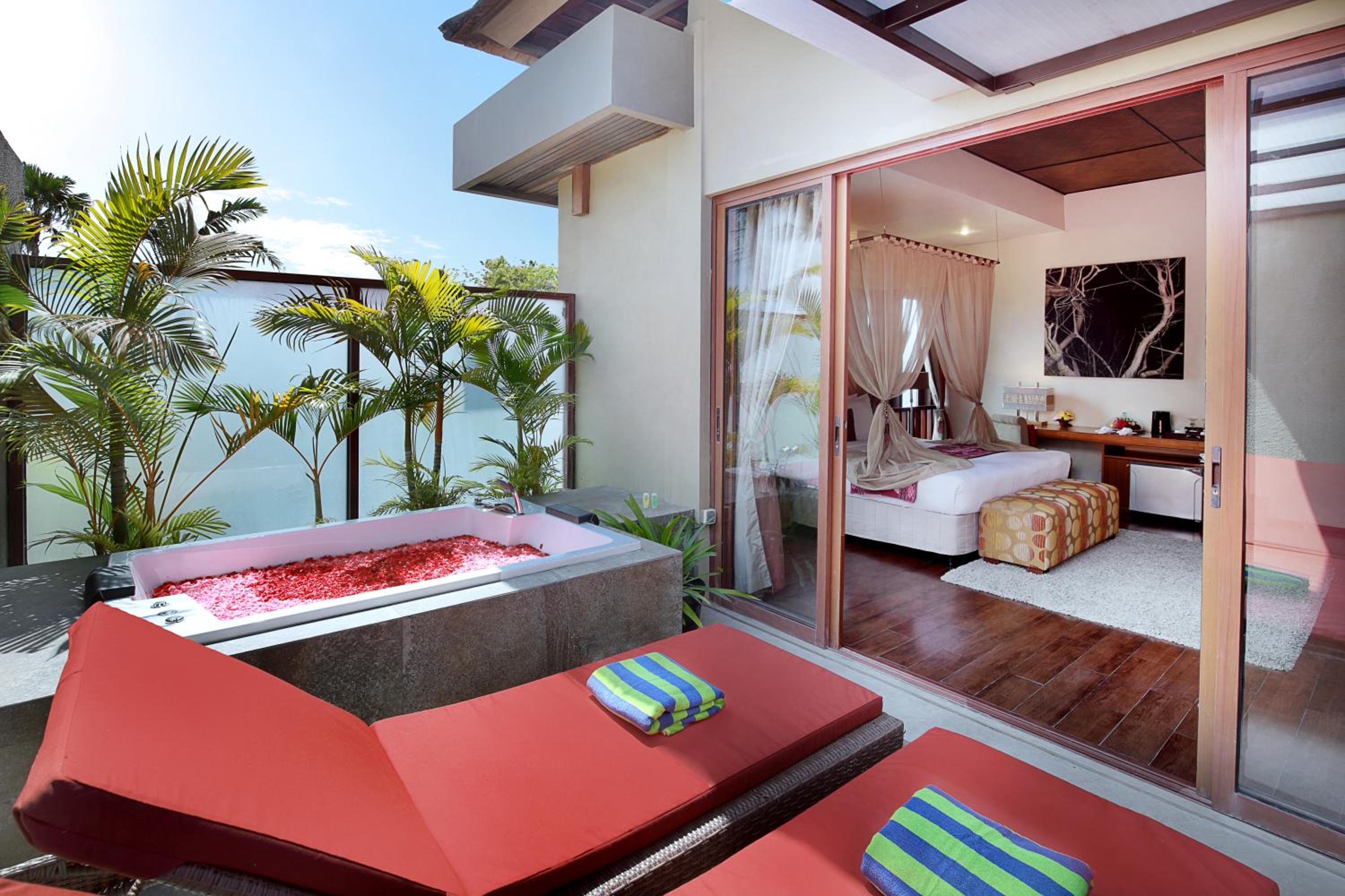 Special Offer - Honeymoon Package at One-Bedroom Suite with Hot Tub - Photo 5