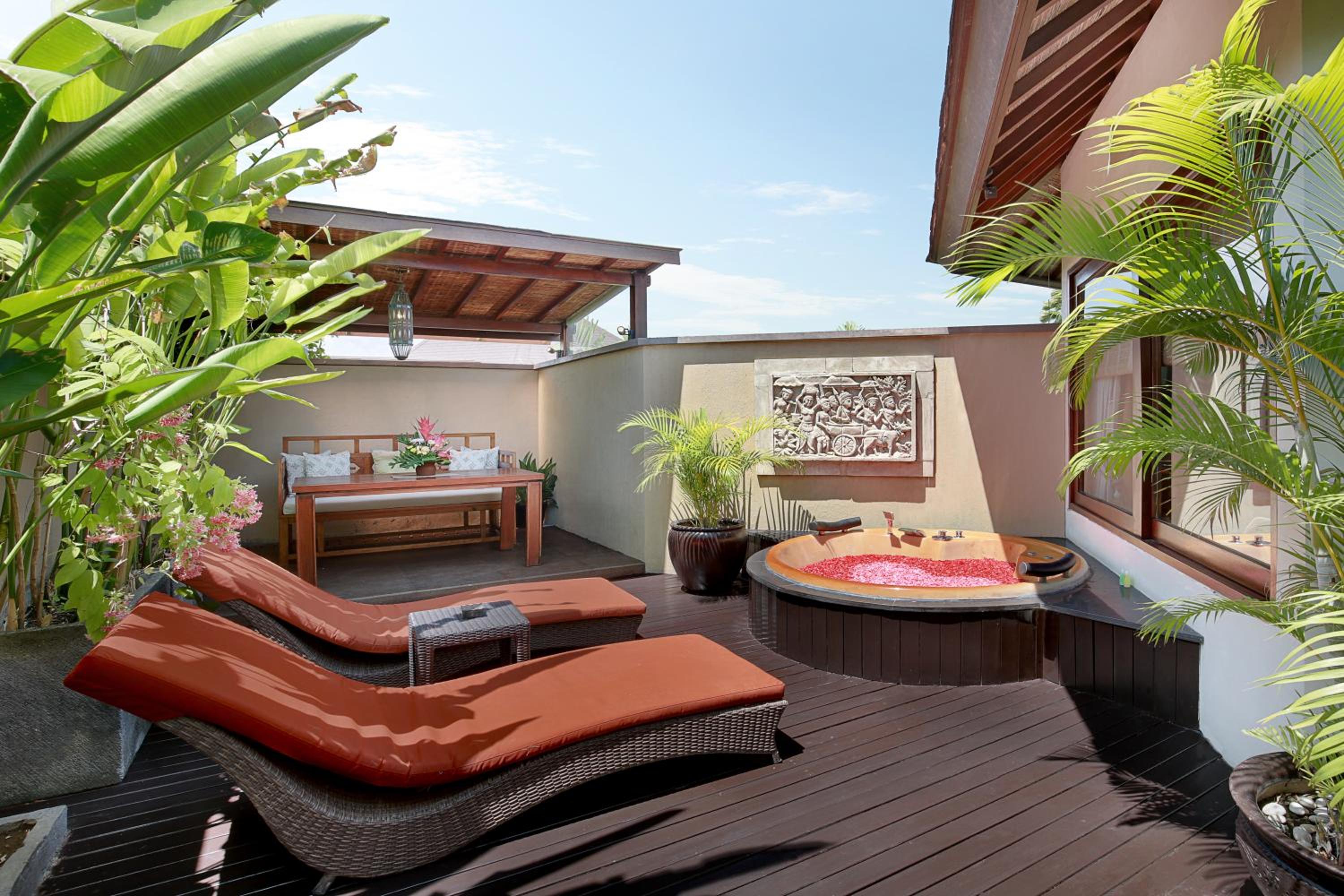 Special Offer - Honeymoon Package at One-Bedroom Suite with Hot Tub - Photo 2