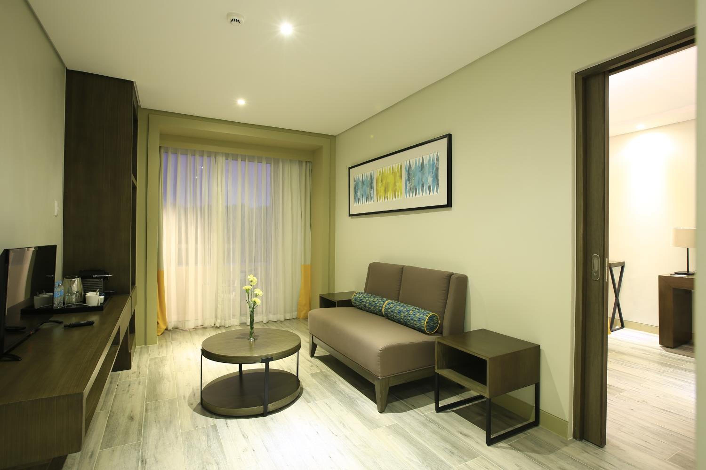 One Bedroom Executive Suite with Living Room - Photo 2