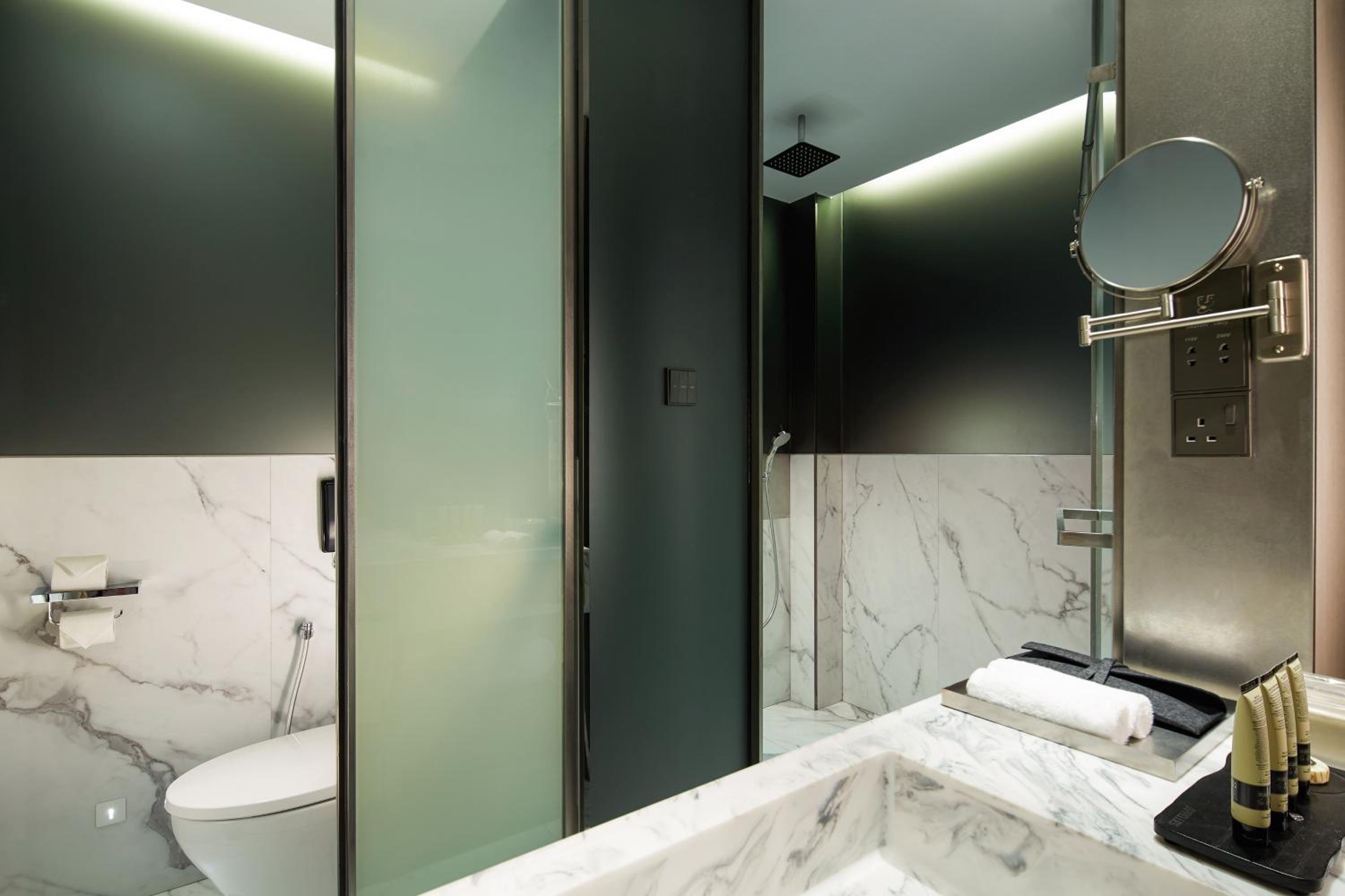 Platinum Suite with window photo 2