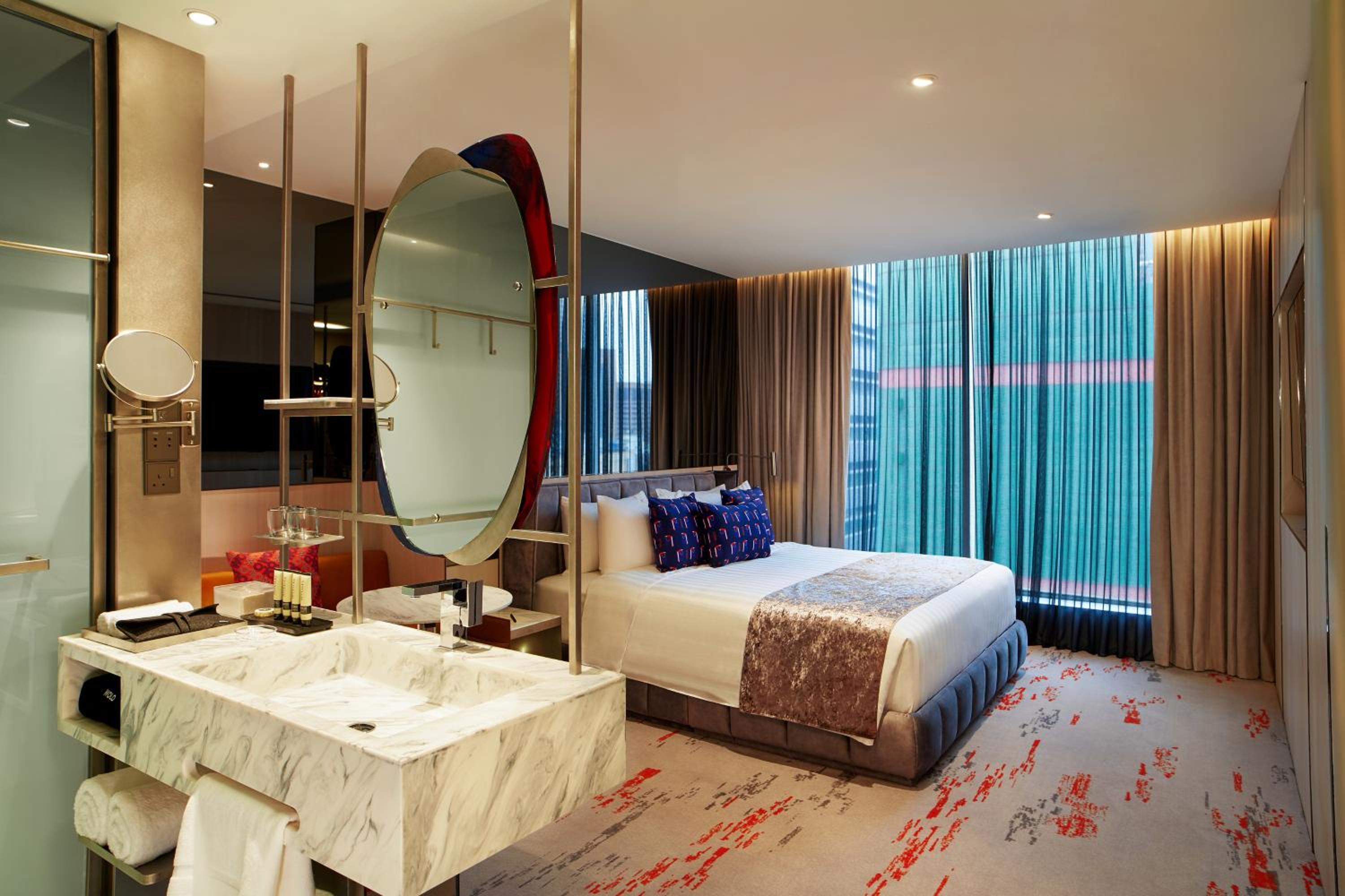 Platinum Suite with window photo 1